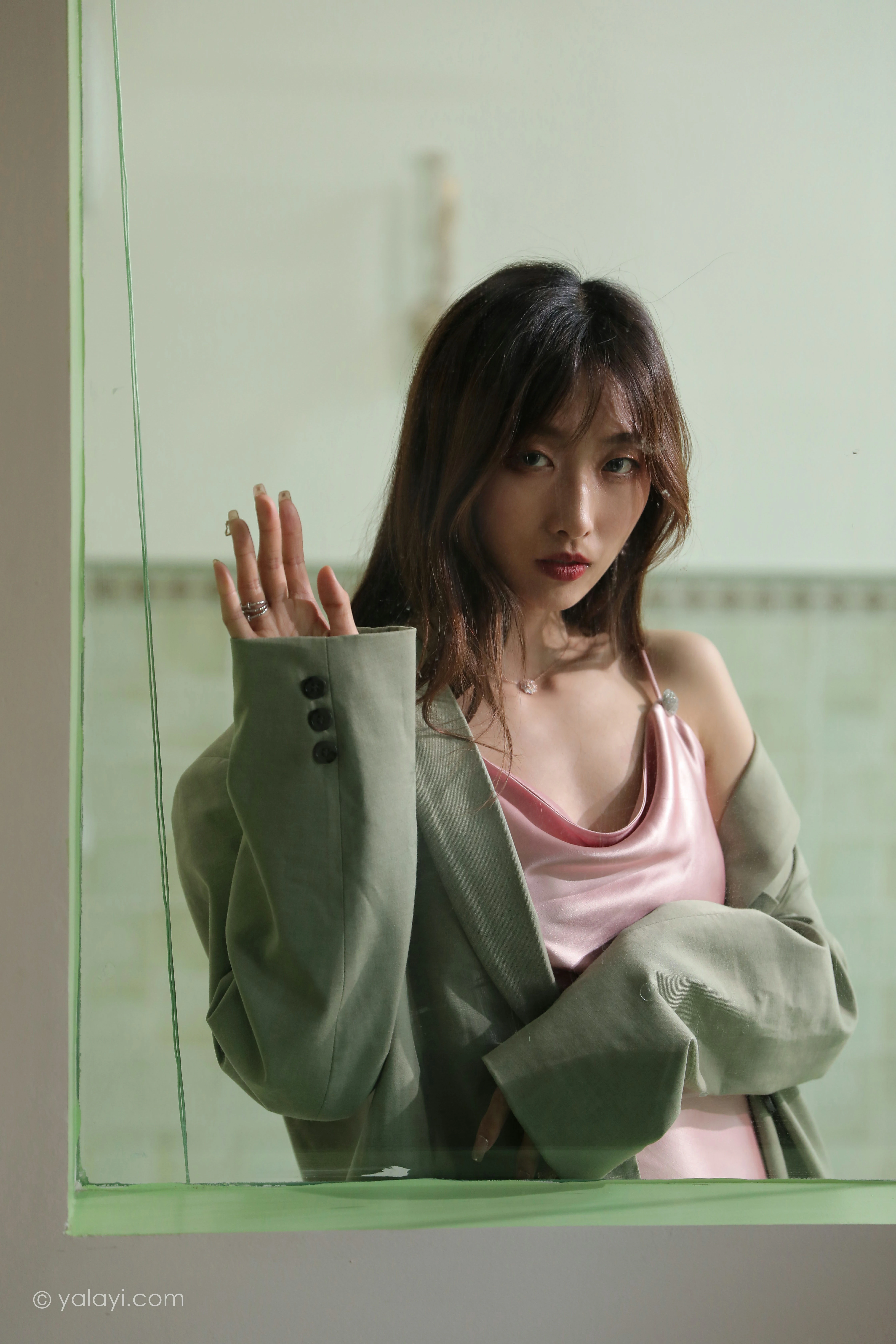 [YALAYI雅拉伊]NO.801 平心静气 佳佳 粉色吊带连衣裙居家私房写真集第1张