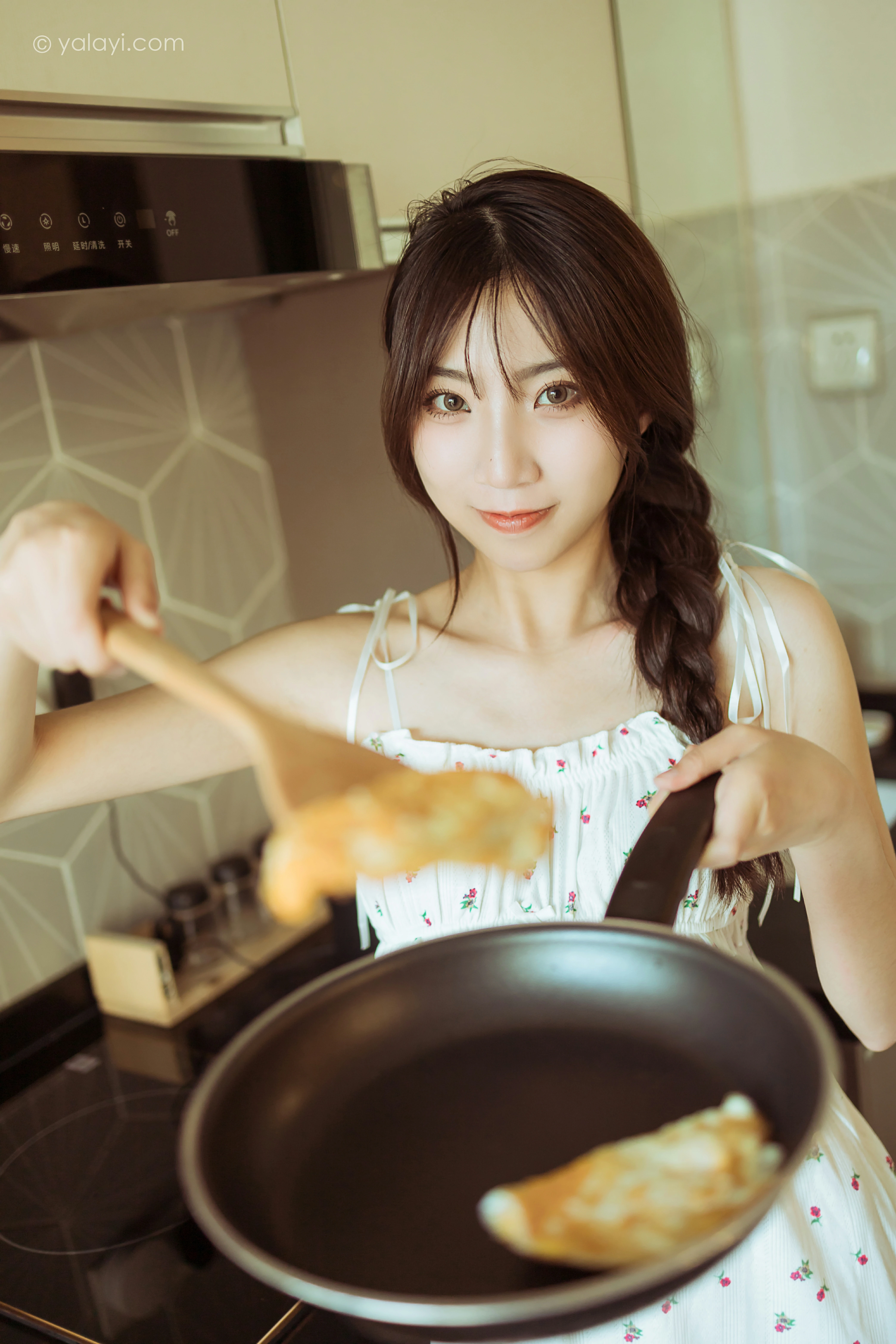 [YALAYI雅拉伊]NO.805 餐蛋面 小乔 白色吊带连衣裙居家清纯写真集第2张