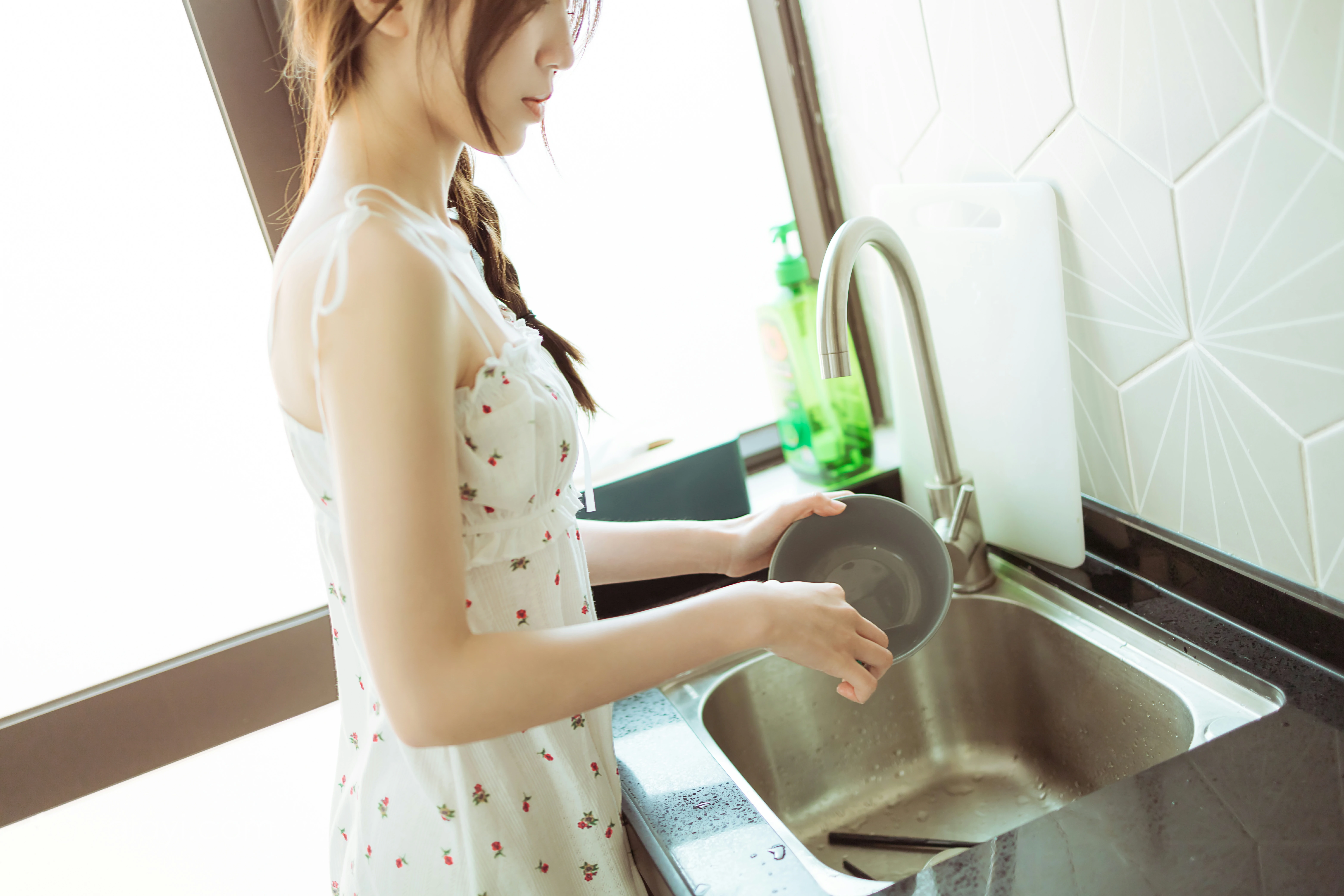 [YALAYI雅拉伊]NO.805 餐蛋面 小乔 白色吊带连衣裙居家清纯写真集第14张