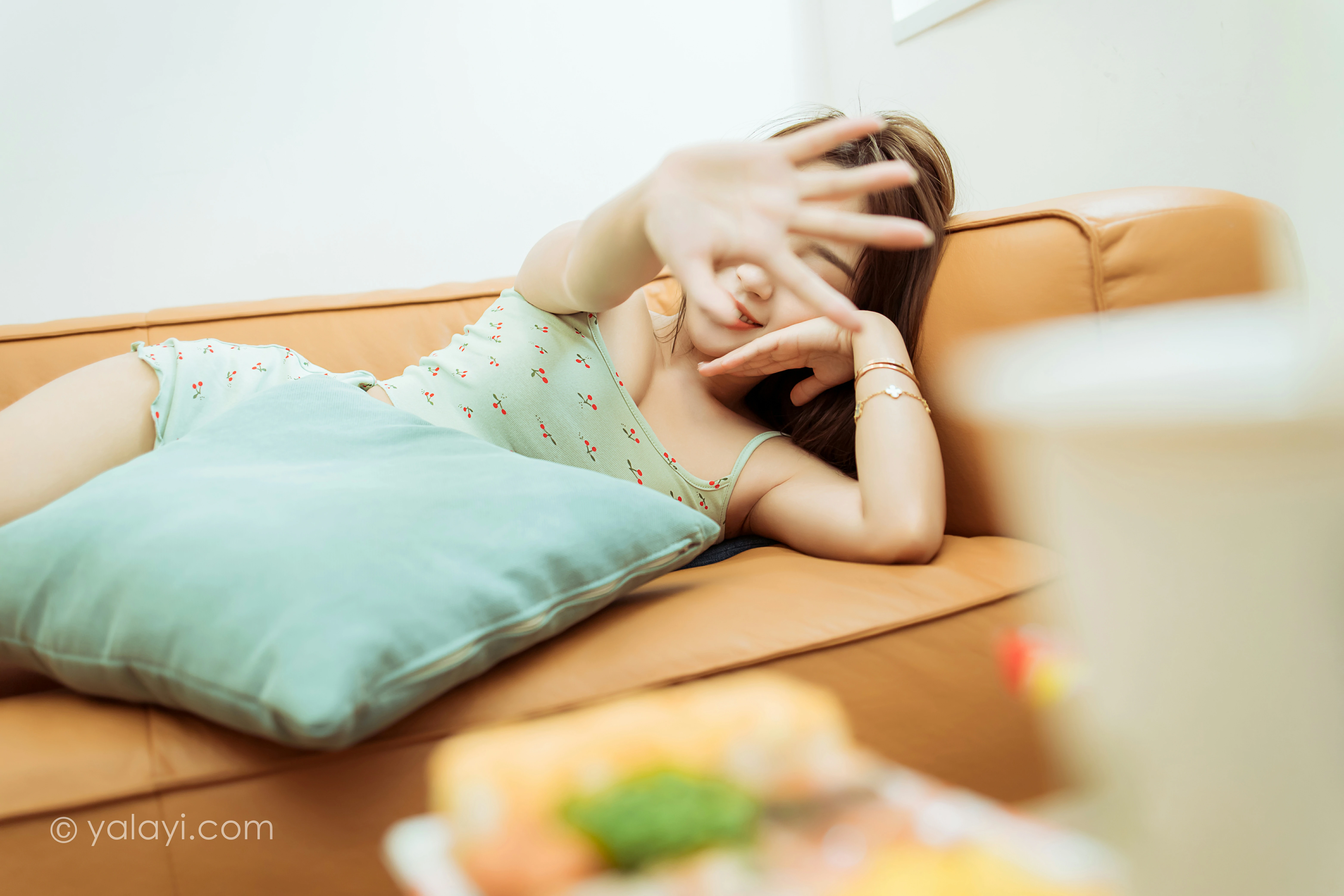 [YALAYI雅拉伊]NO.812 活在当下 雪儿 灰色性感小背心加短裤居家私房写真集第14张