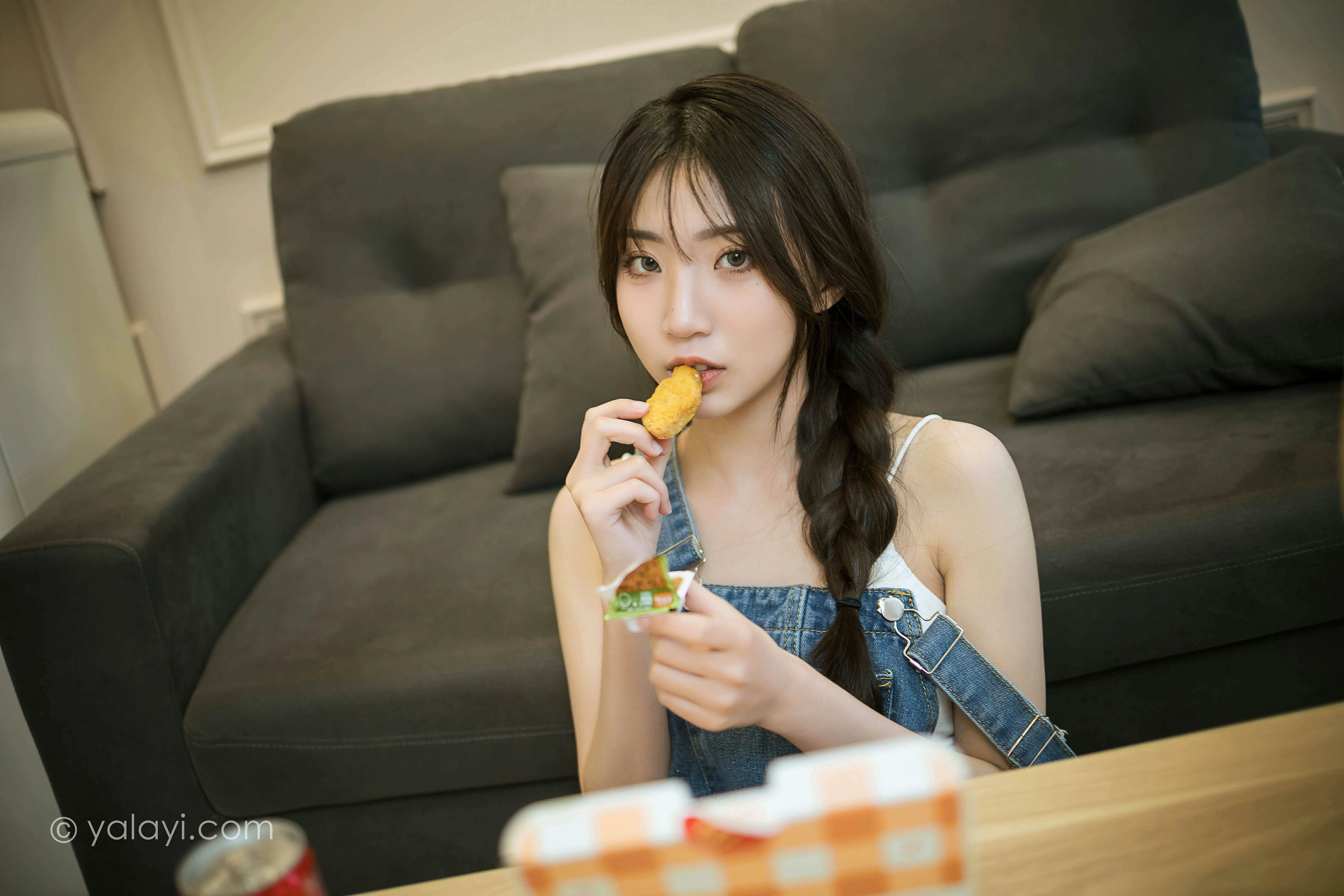 [YALAYI雅拉伊]NO.809 宅家日记 小乔 背带牛仔短裙加白色性感小背心私房写真集第4张