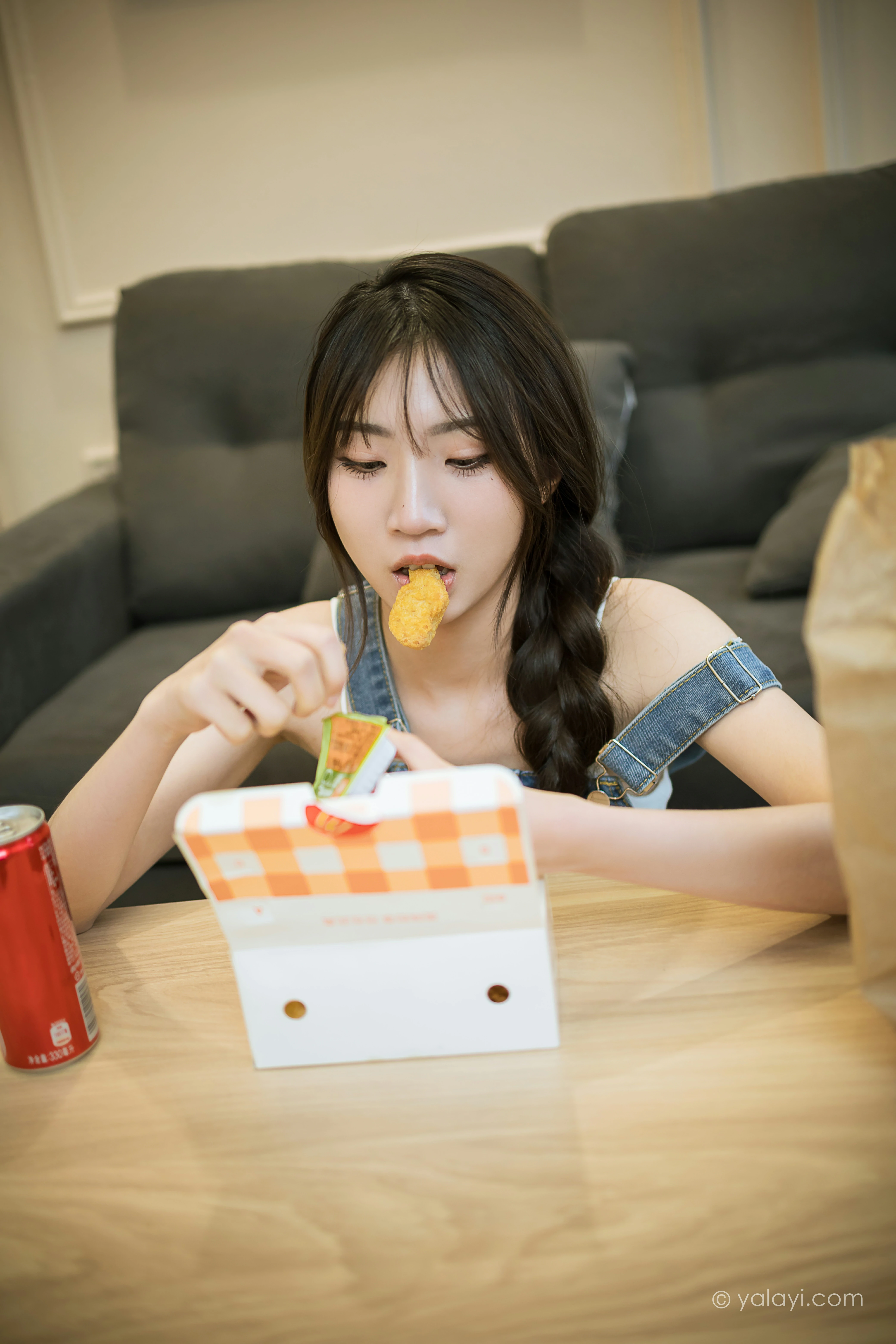 [YALAYI雅拉伊]NO.809 宅家日记 小乔 背带牛仔短裙加白色性感小背心私房写真集第5张