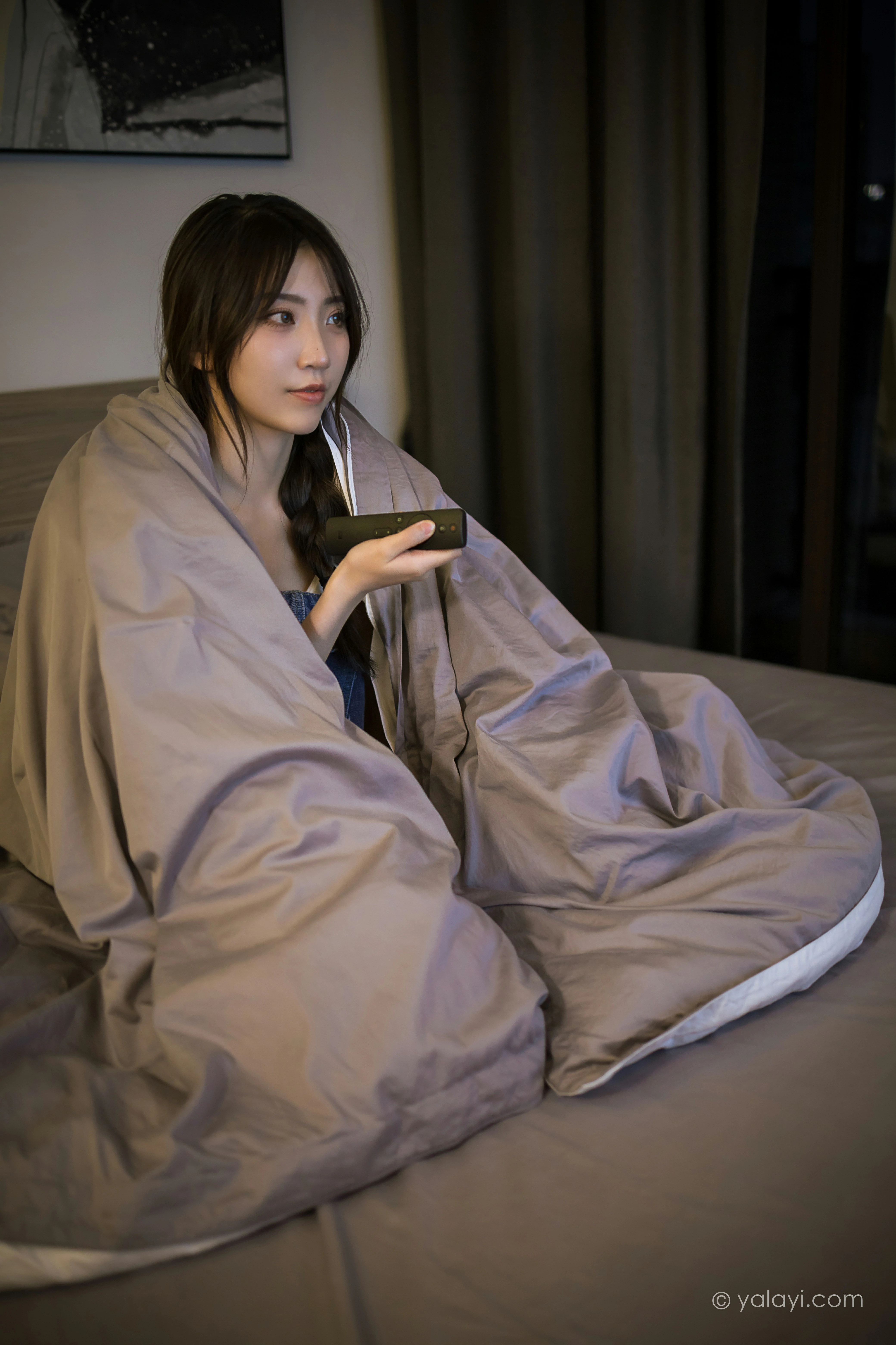 [YALAYI雅拉伊]NO.809 宅家日记 小乔 背带牛仔短裙加白色性感小背心私房写真集第13张