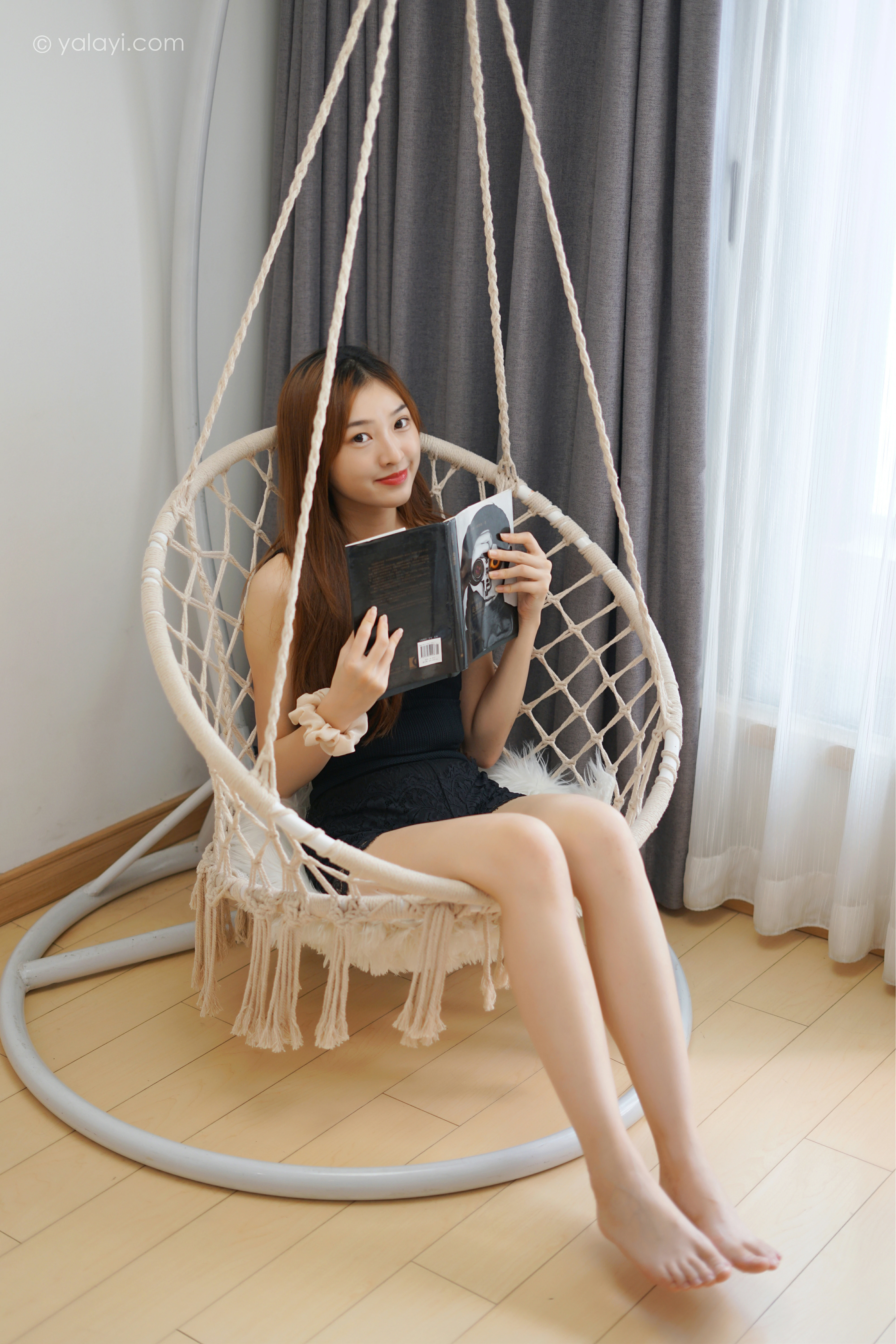 [YALAYI雅拉伊]NO.856 新晋摄影师 梦媛 黑色背心加蕾丝短裤性感写真集第6张