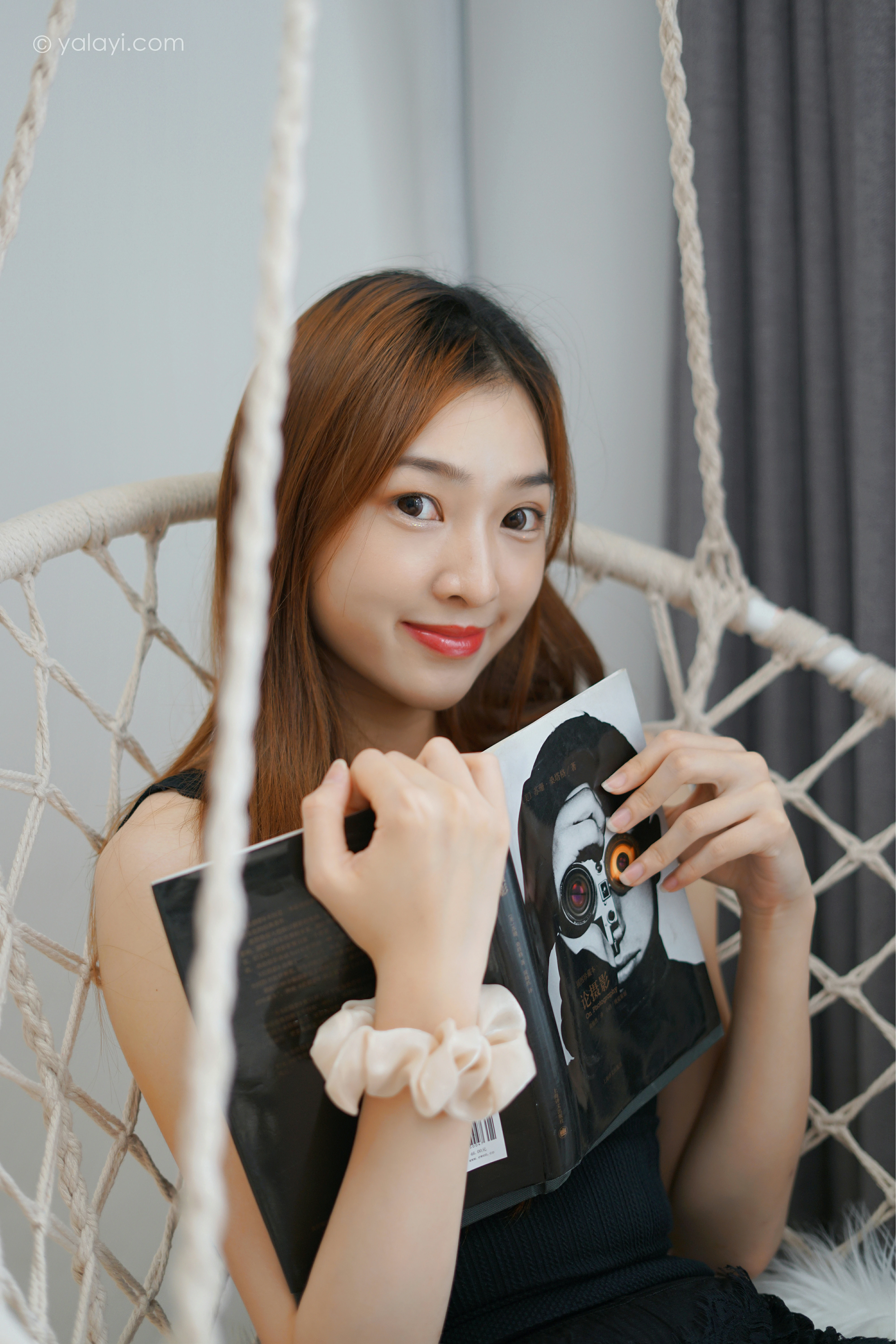 [YALAYI雅拉伊]NO.856 新晋摄影师 梦媛 黑色背心加蕾丝短裤性感写真集第6张
