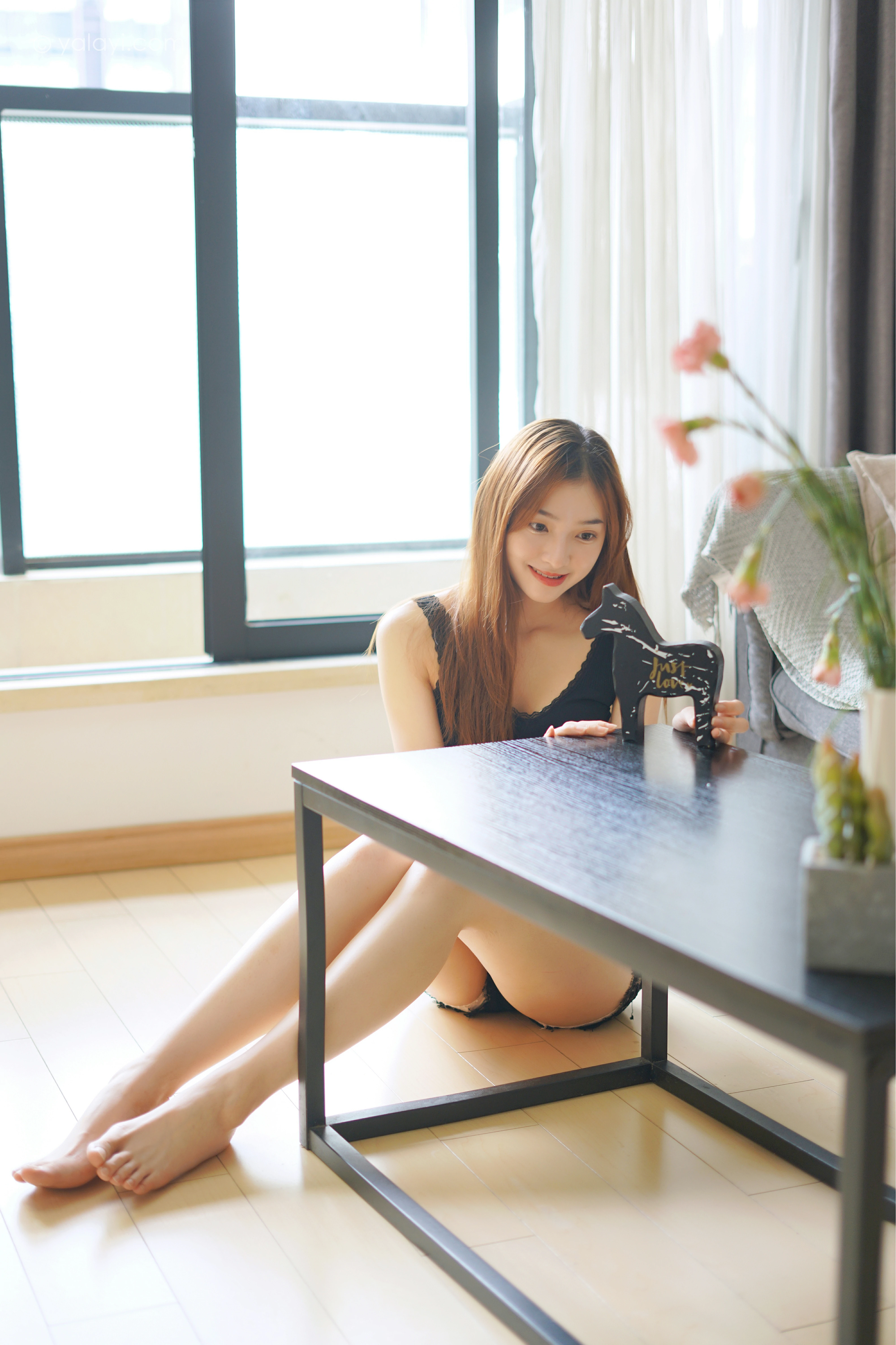 [YALAYI雅拉伊]NO.856 新晋摄影师 梦媛 黑色背心加蕾丝短裤性感写真集第8张