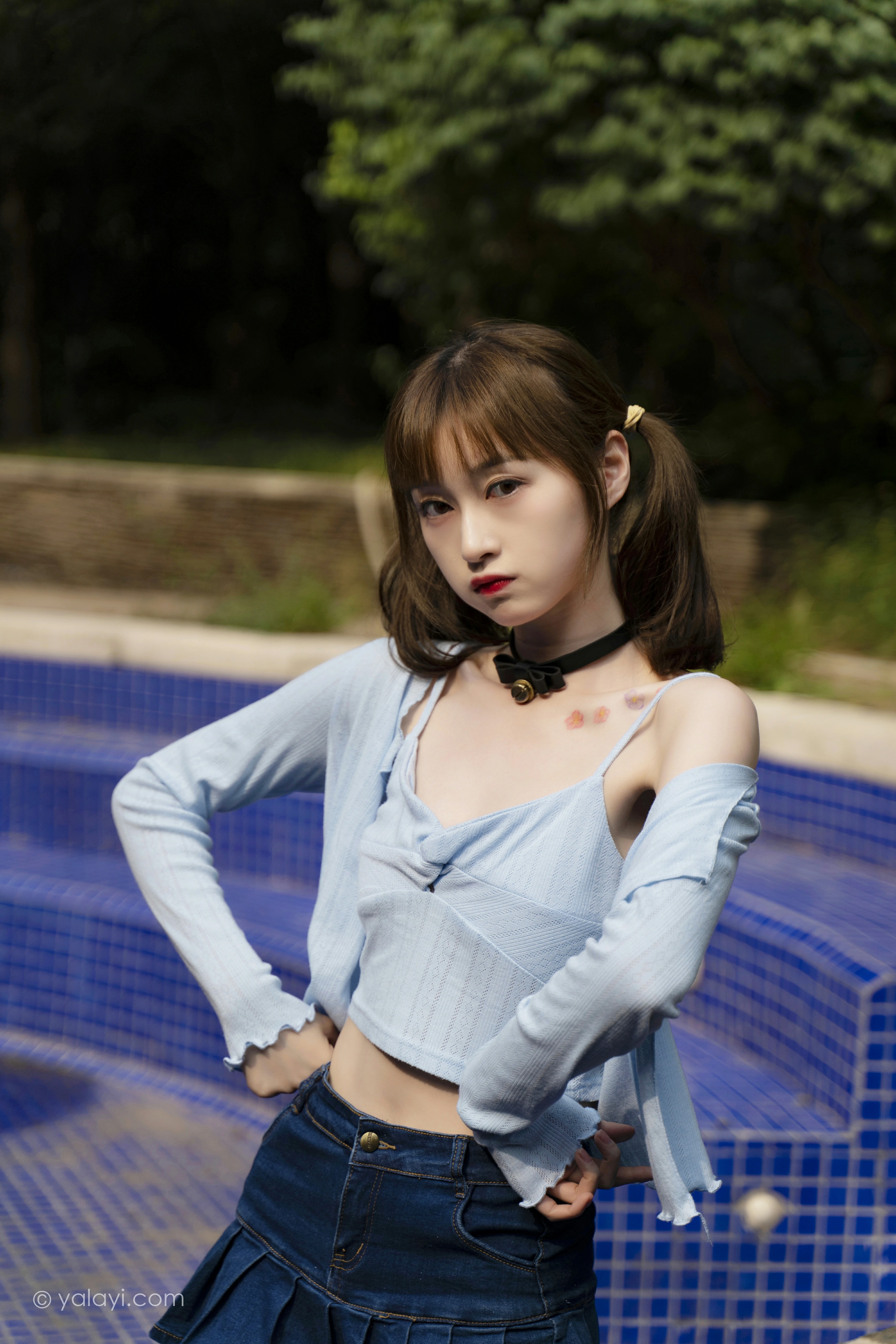 [YALAYI雅拉伊]NO.847 阳光下 京京 蓝色衬衫与小背心加牛仔短裙清纯可爱写真集第5张