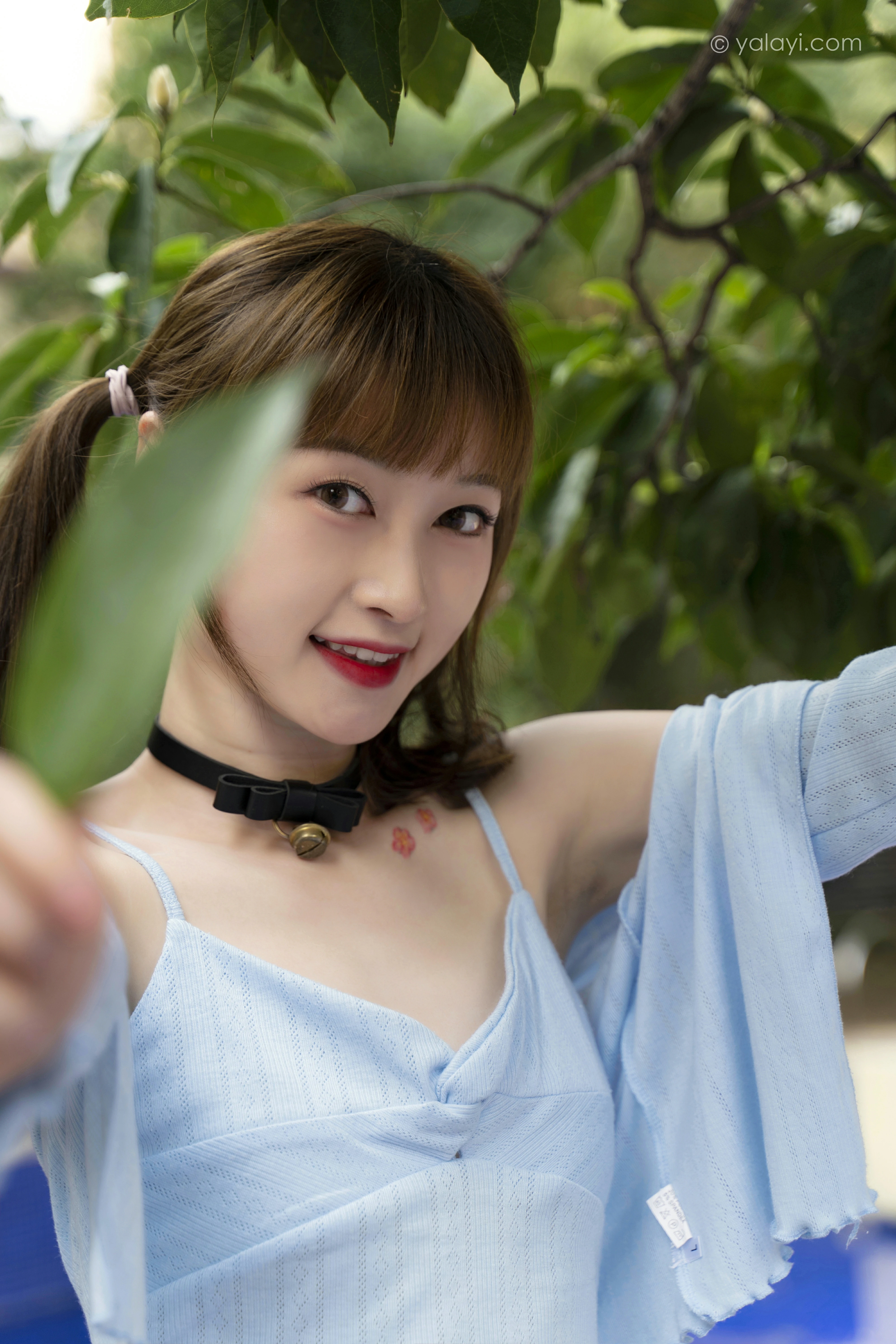 [YALAYI雅拉伊]NO.847 阳光下 京京 蓝色衬衫与小背心加牛仔短裙清纯可爱写真集第10张