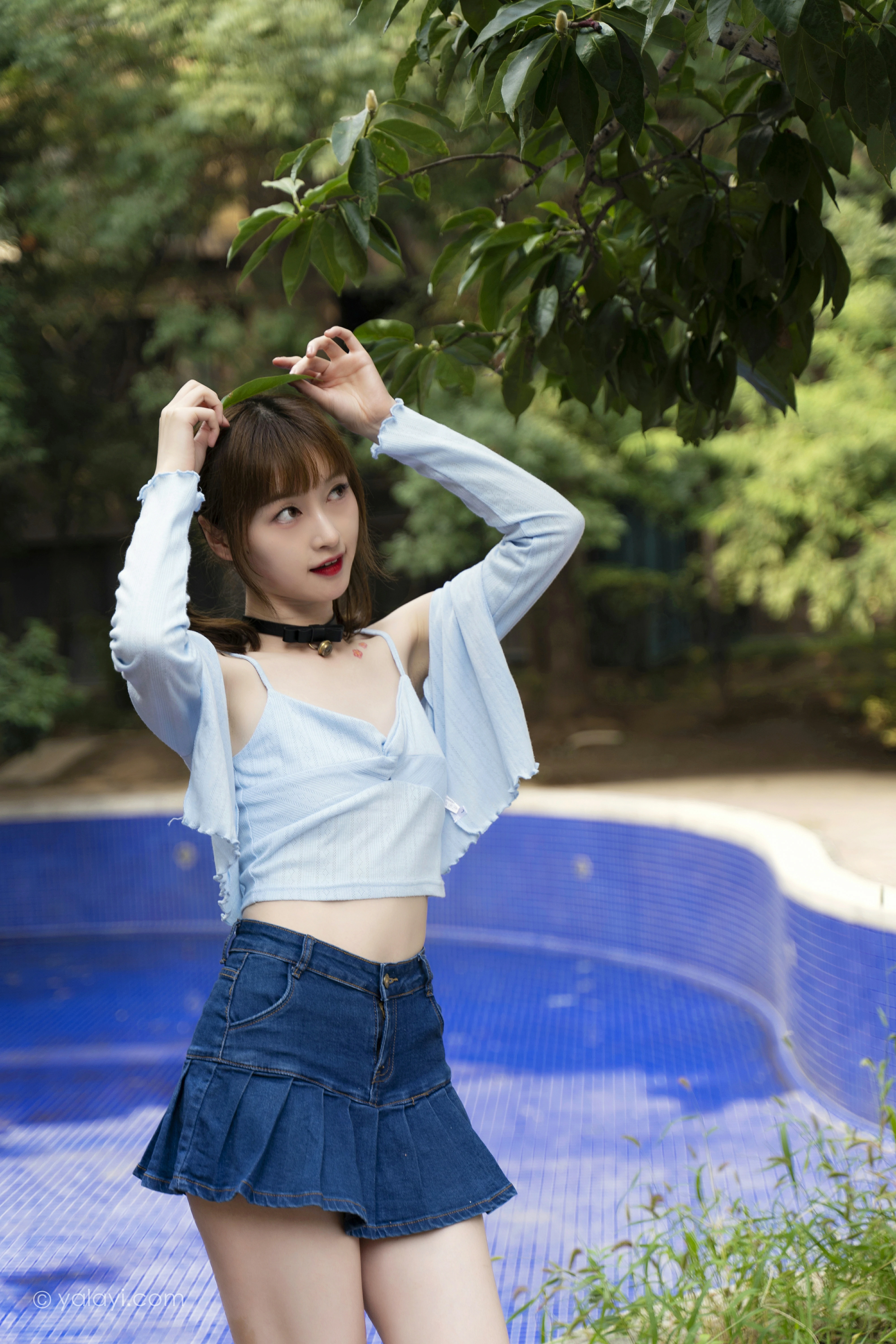 [YALAYI雅拉伊]NO.847 阳光下 京京 蓝色衬衫与小背心加牛仔短裙清纯可爱写真集第11张