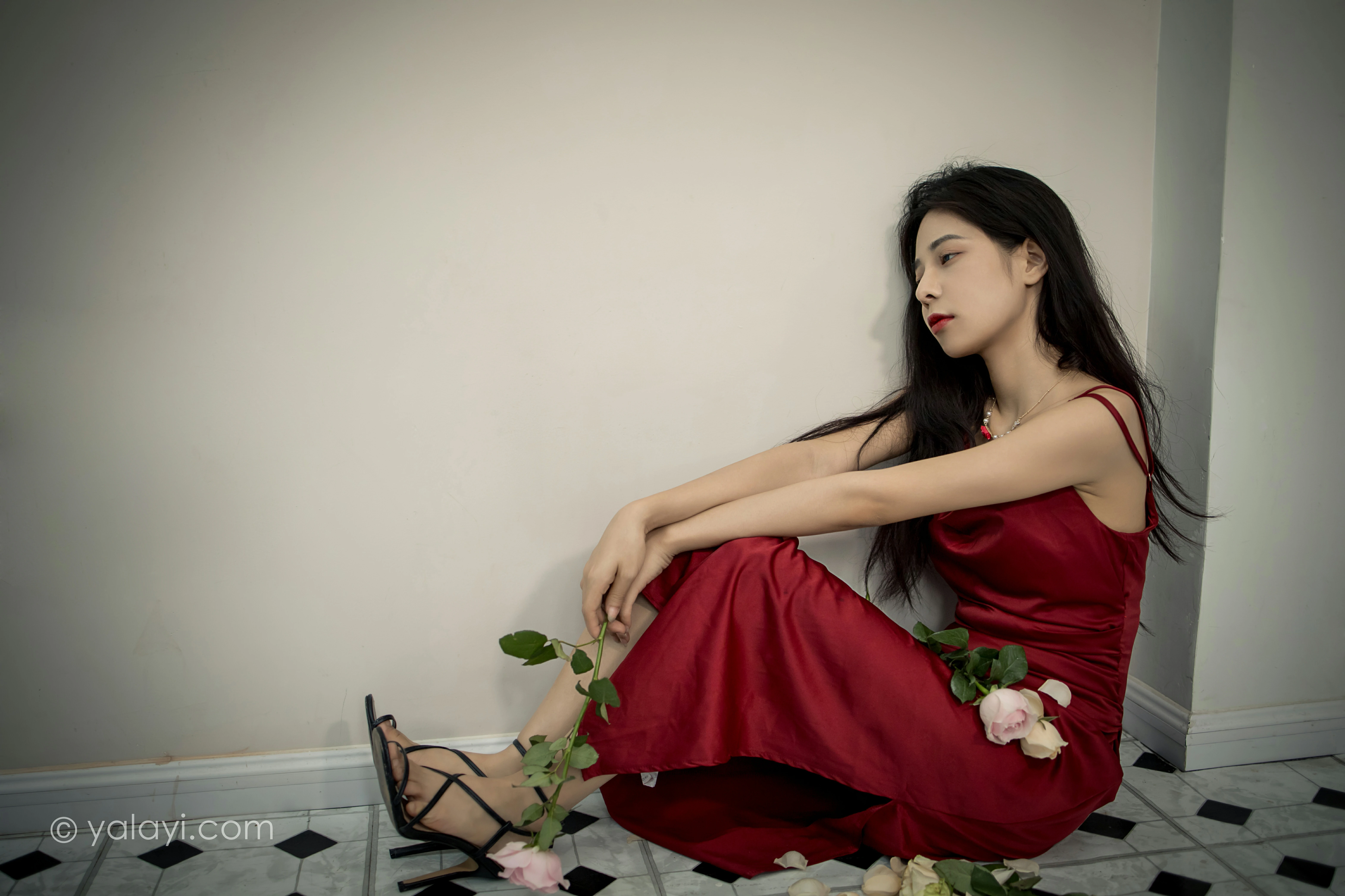 [YALAYI雅拉伊]NO.848 红颜 诗咏 红色吊带连衣裙居家性感写真集第9张