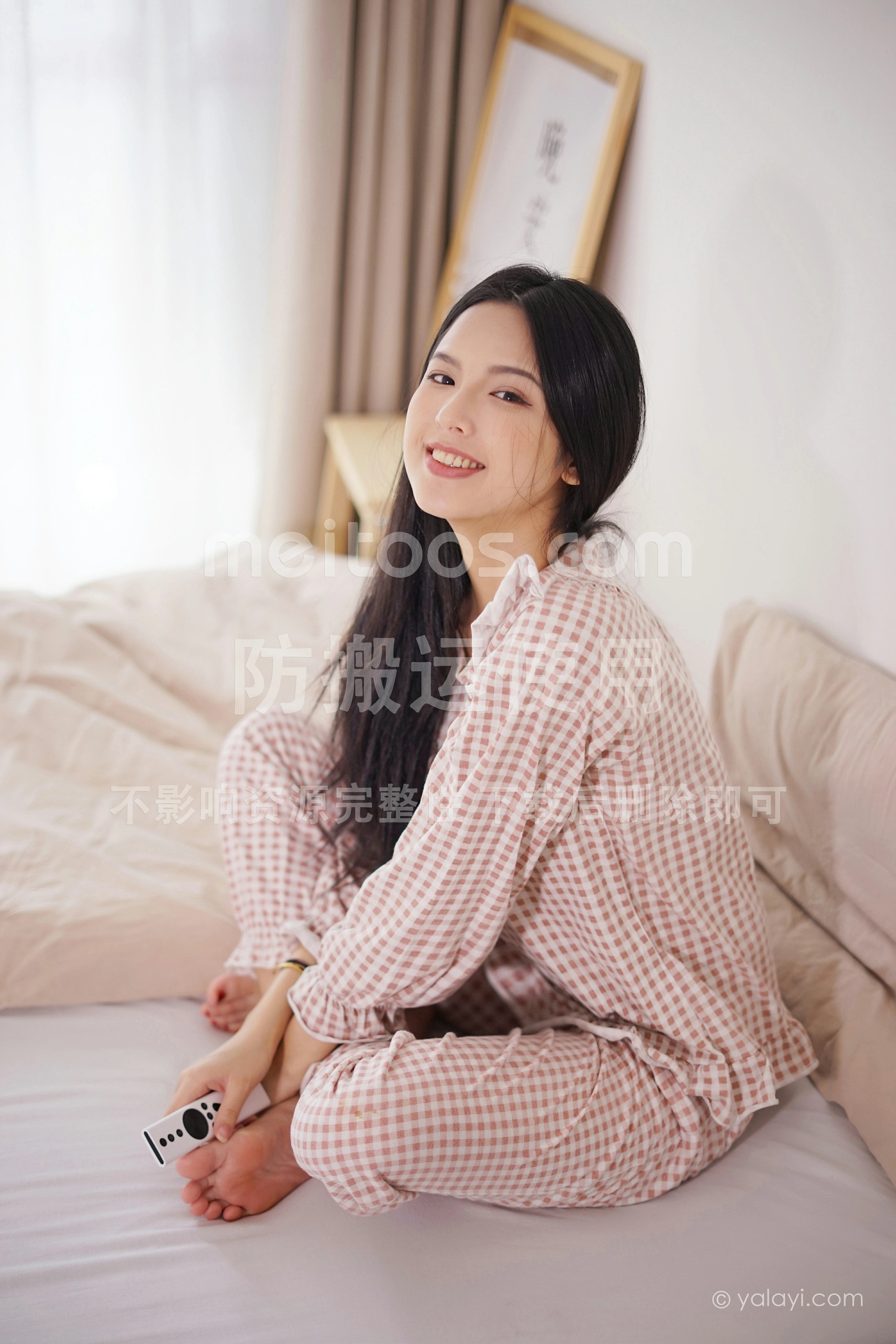 [YALAYI雅拉伊]NO.843 在家千日好 溪若 粉色睡衣加睡裤清纯可爱私房写真集第5张