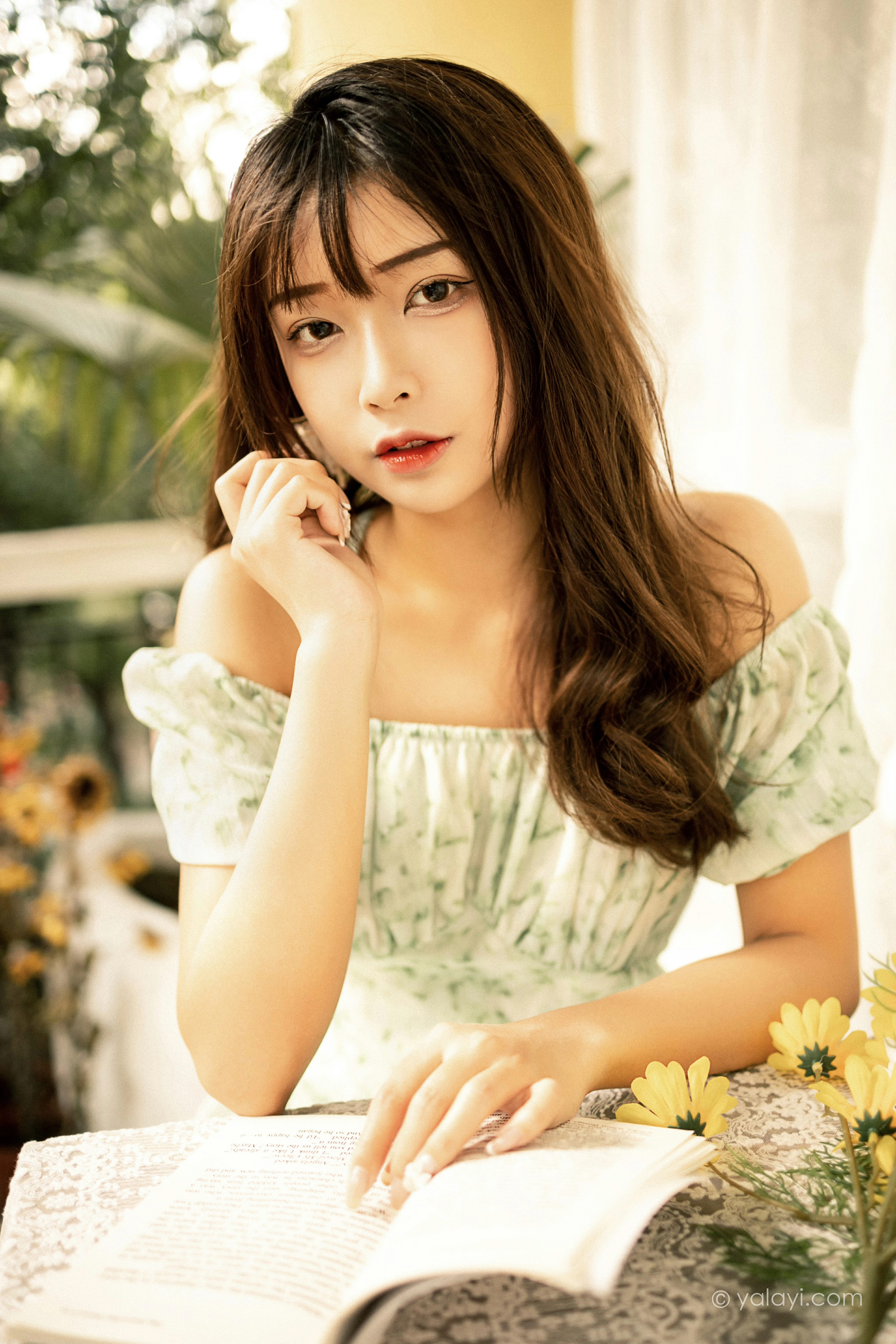 [YALAYI雅拉伊]NO.813 惬意时光 阿禾 白色碎花连衣裙公园写真集第3张