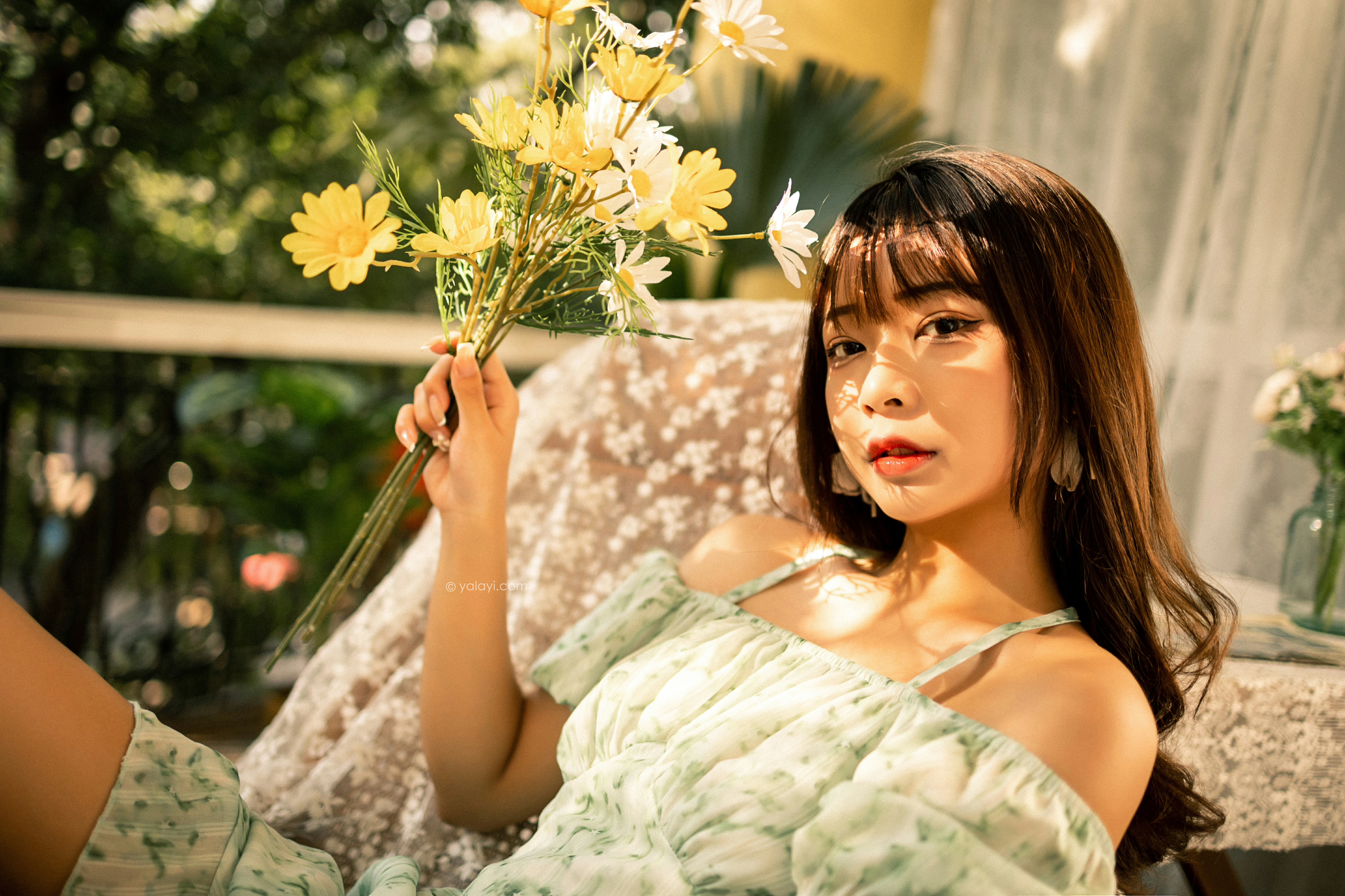 [YALAYI雅拉伊]NO.813 惬意时光 阿禾 白色碎花连衣裙公园写真集第6张