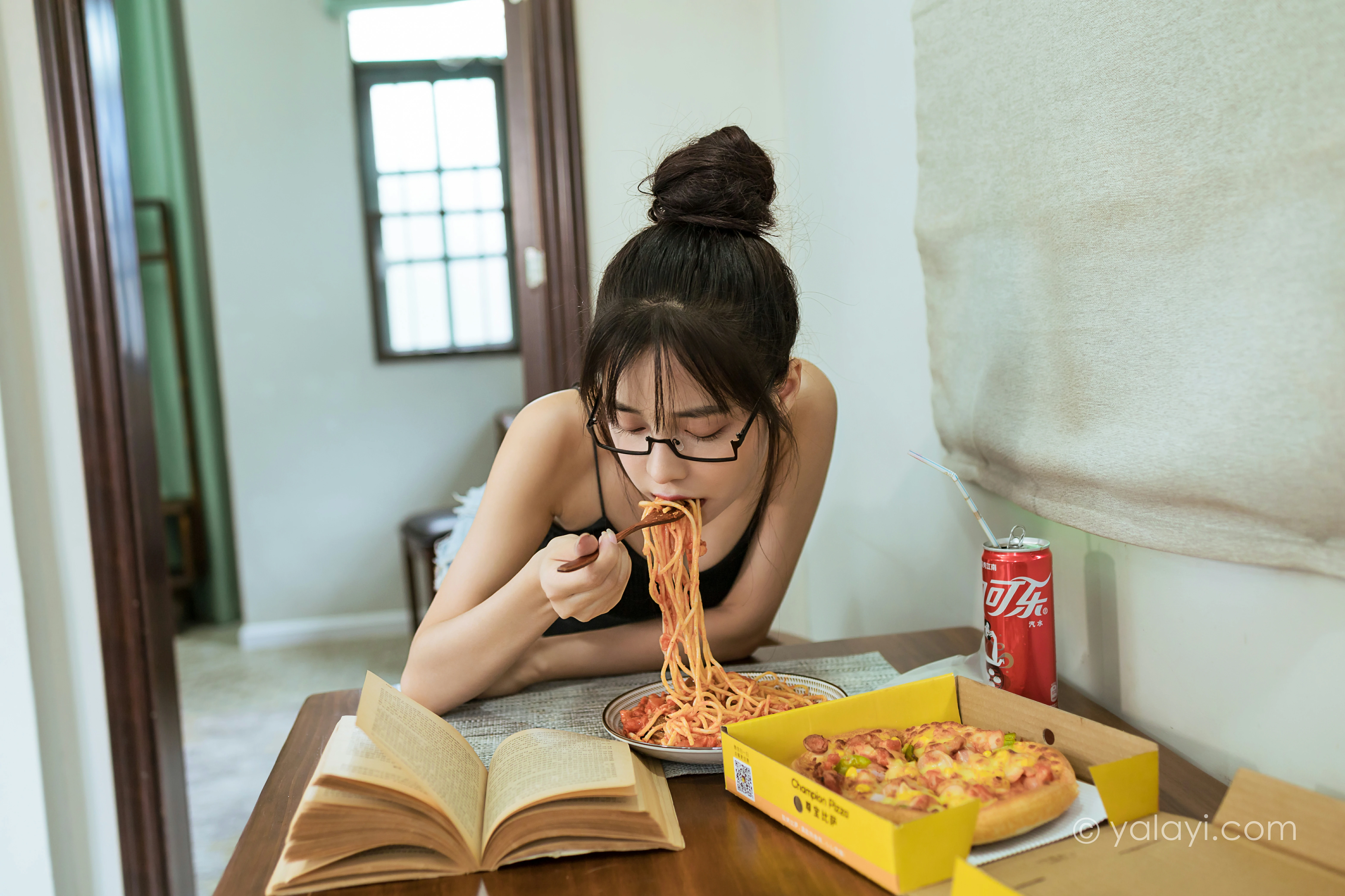 [YALAYI雅拉伊]NO.836 日常 诗咏 黑色性感小背心加牛仔热裤清纯可爱写真集第4张