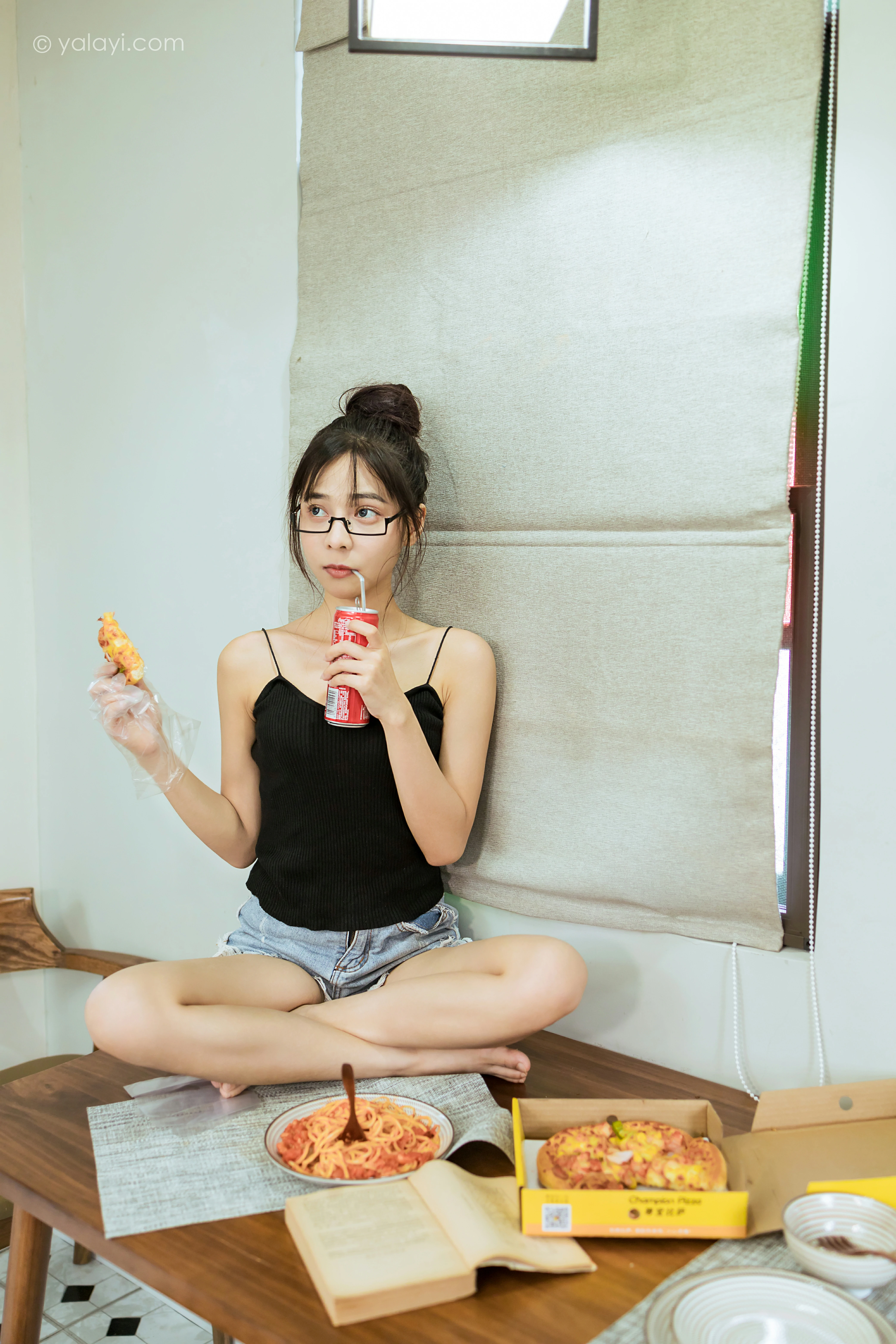 [YALAYI雅拉伊]NO.836 日常 诗咏 黑色性感小背心加牛仔热裤清纯可爱写真集第7张