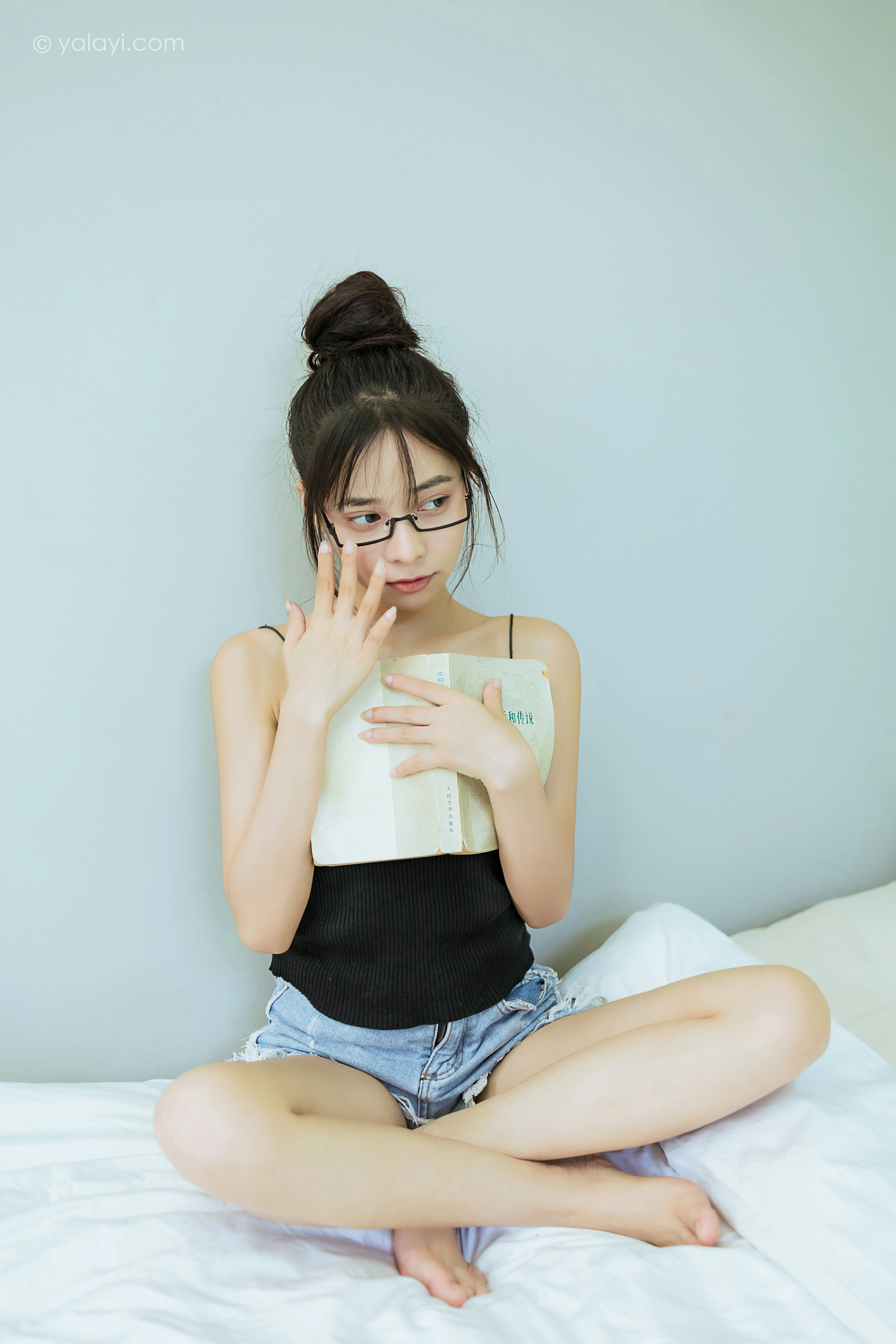 [YALAYI雅拉伊]NO.836 日常 诗咏 黑色性感小背心加牛仔热裤清纯可爱写真集第9张