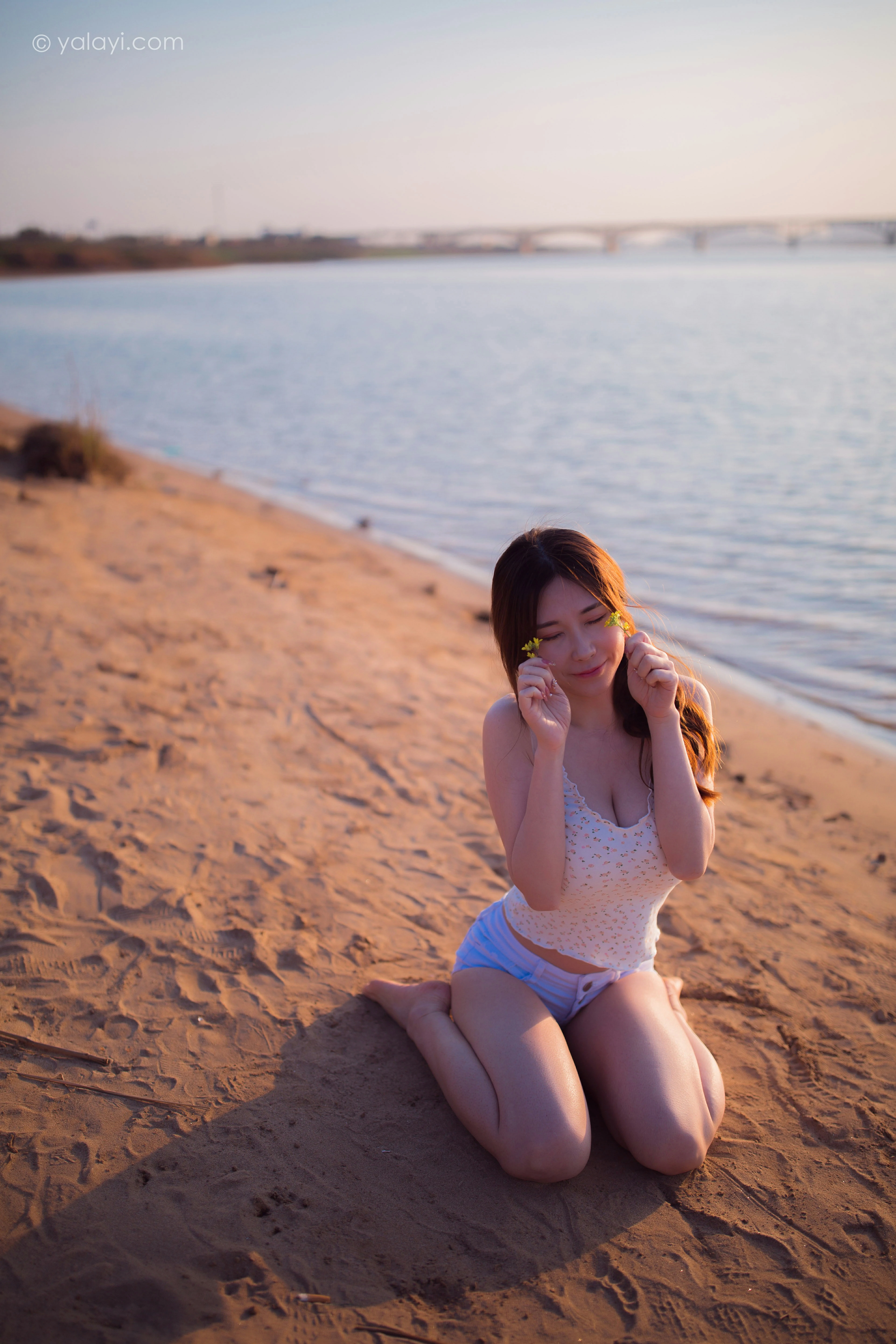 [YALAYI雅拉伊]NO.845 跋山涉水 香草 白色小背心加牛仔热裤性感写真集第7张