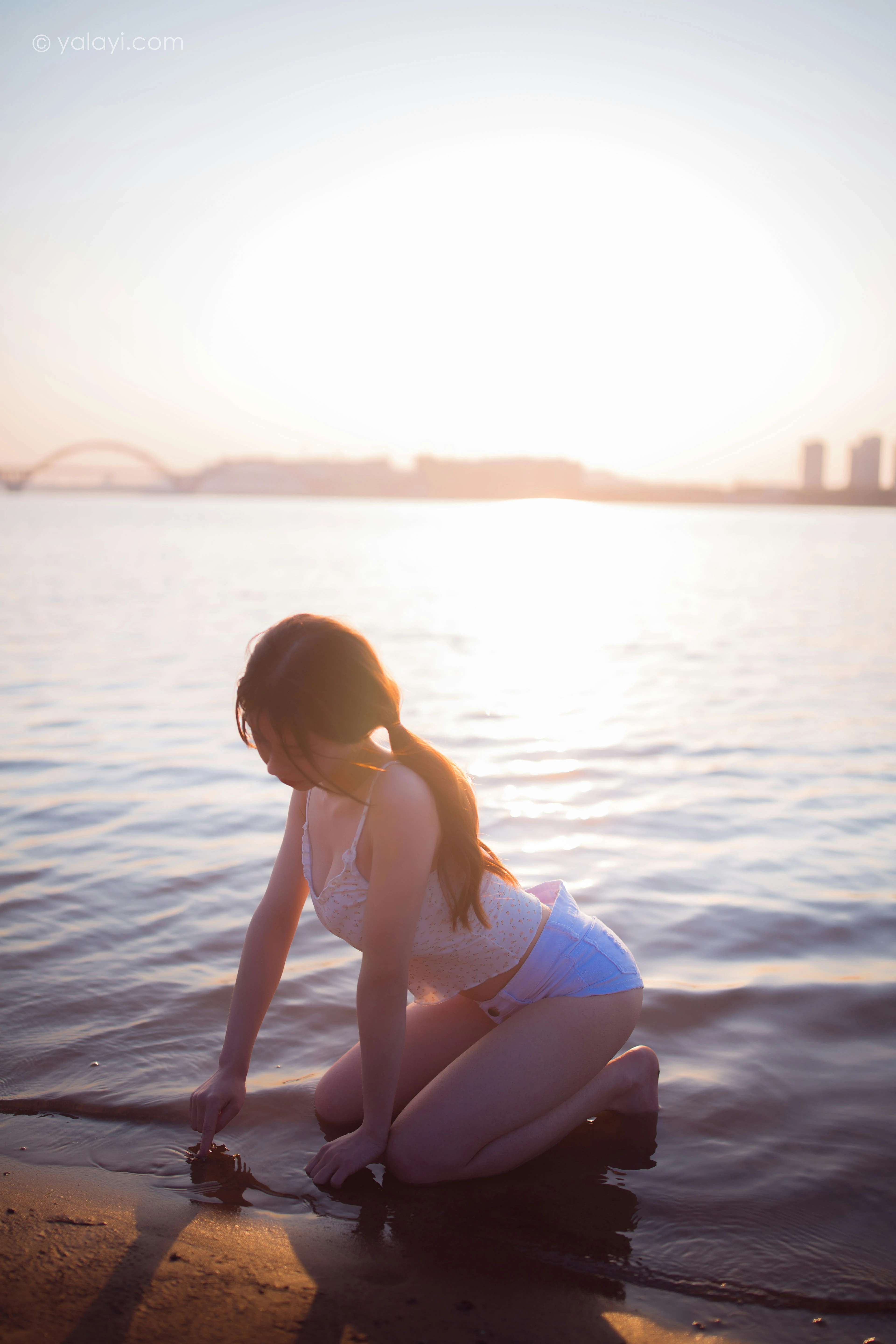 [YALAYI雅拉伊]NO.845 跋山涉水 香草 白色小背心加牛仔热裤性感写真集第10张