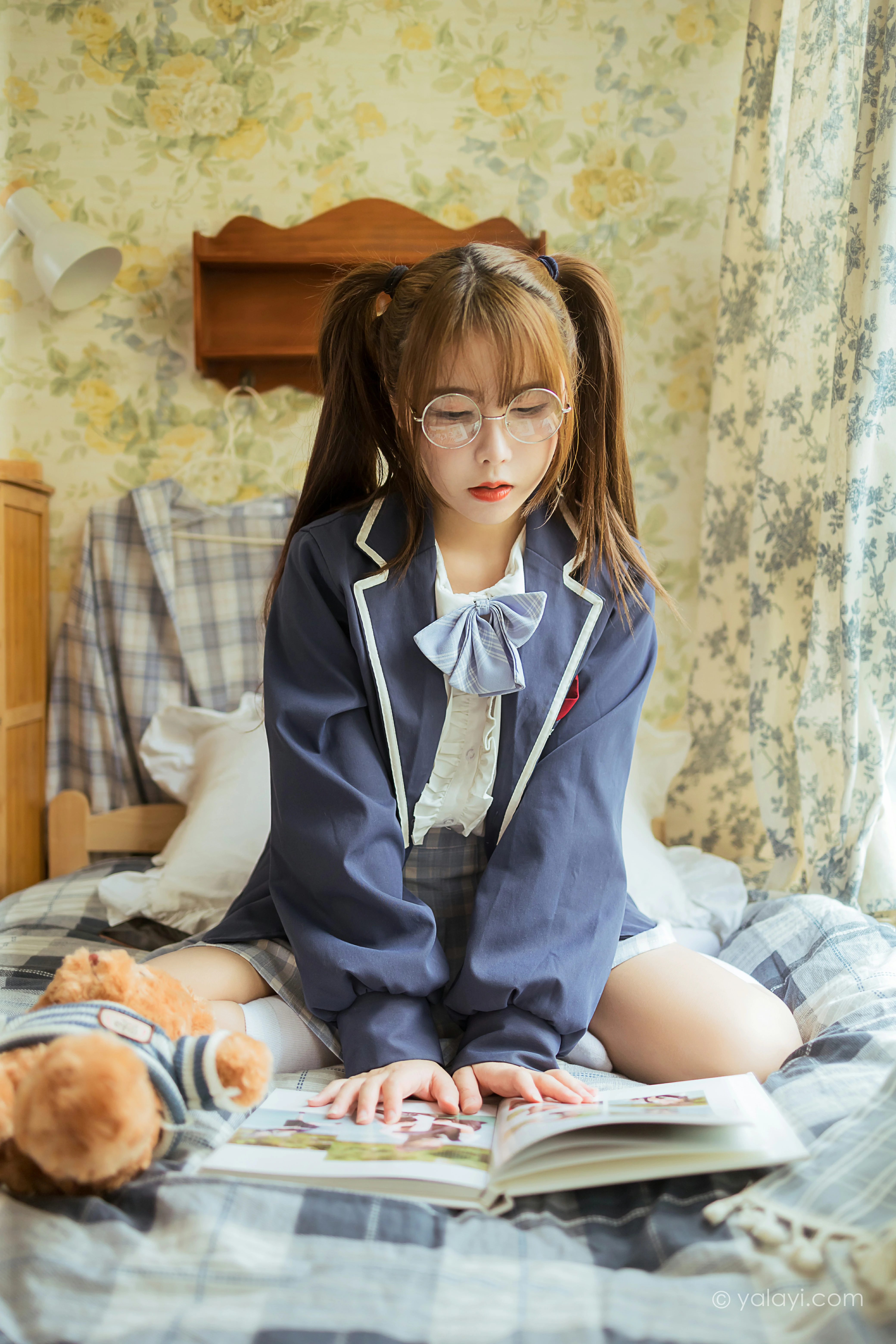 [YALAYI雅拉伊]NO.817 最爱的JK制服 钰慧 灰色外套与格子短裙加丝袜美腿私房写真集第6张