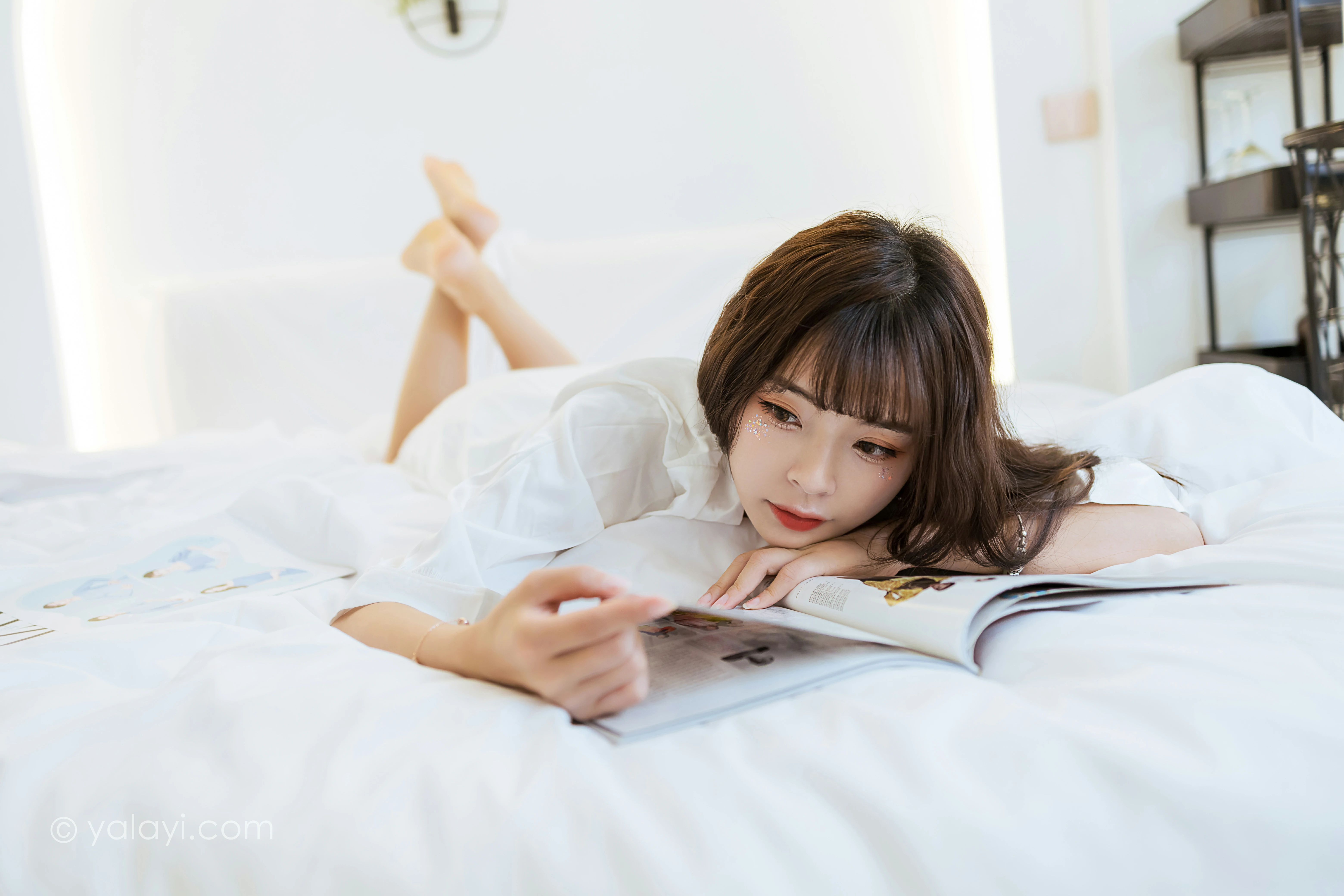 [YALAYI雅拉伊]NO.839 休闲的日子 程小蝶 白色睡衣加蕾丝内衣居家私房写真集第3张