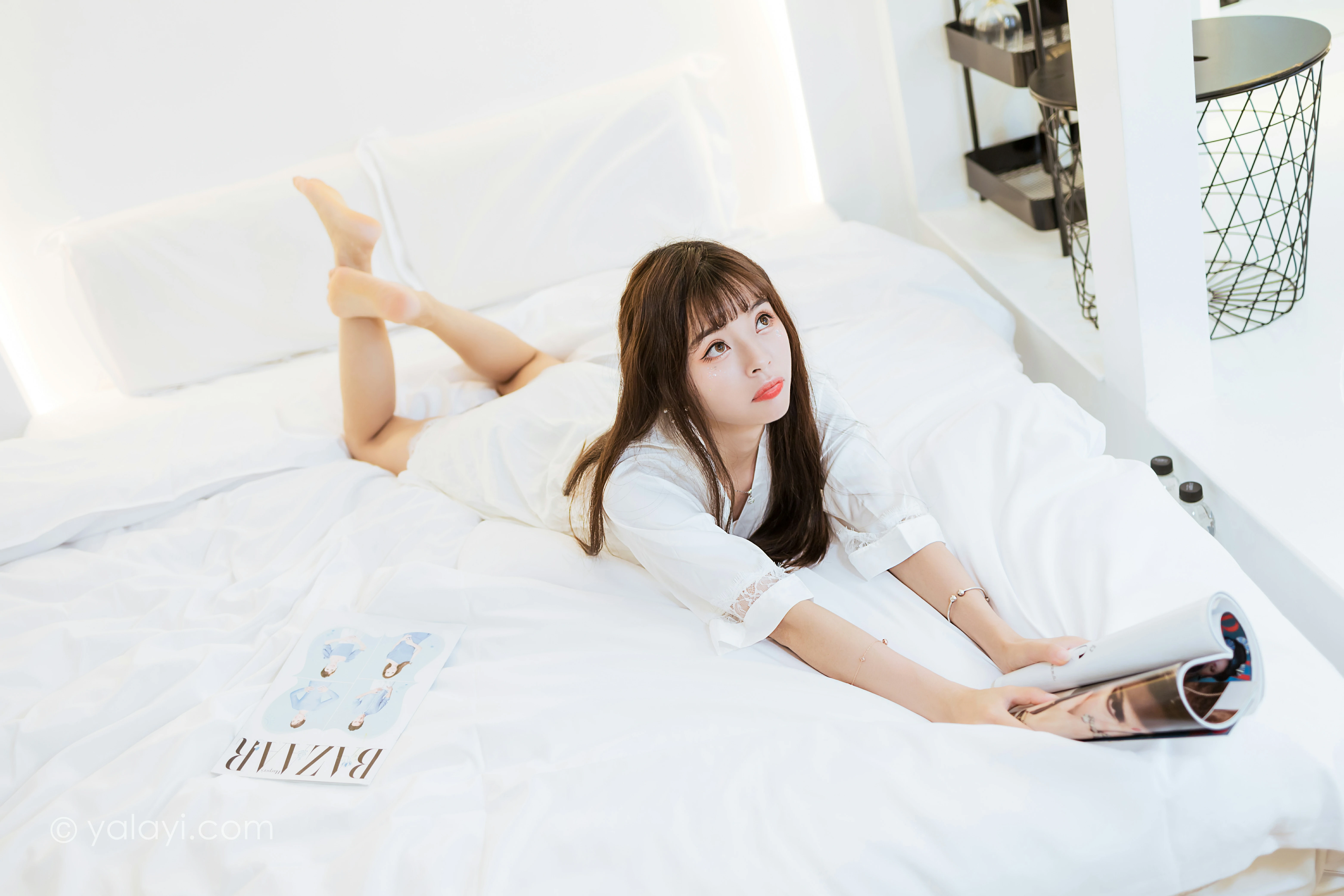 [YALAYI雅拉伊]NO.839 休闲的日子 程小蝶 白色睡衣加蕾丝内衣居家私房写真集第6张