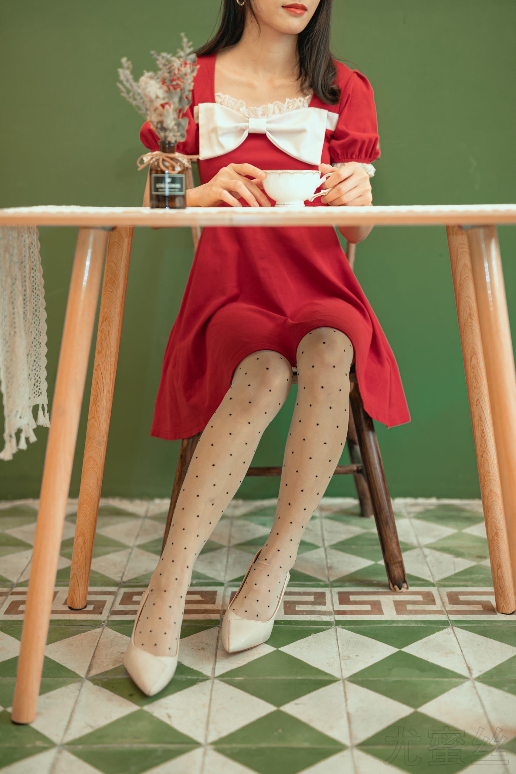 尤蜜丝 穿搭推广展示图集 餐桌相框与红裙[48P]第1张