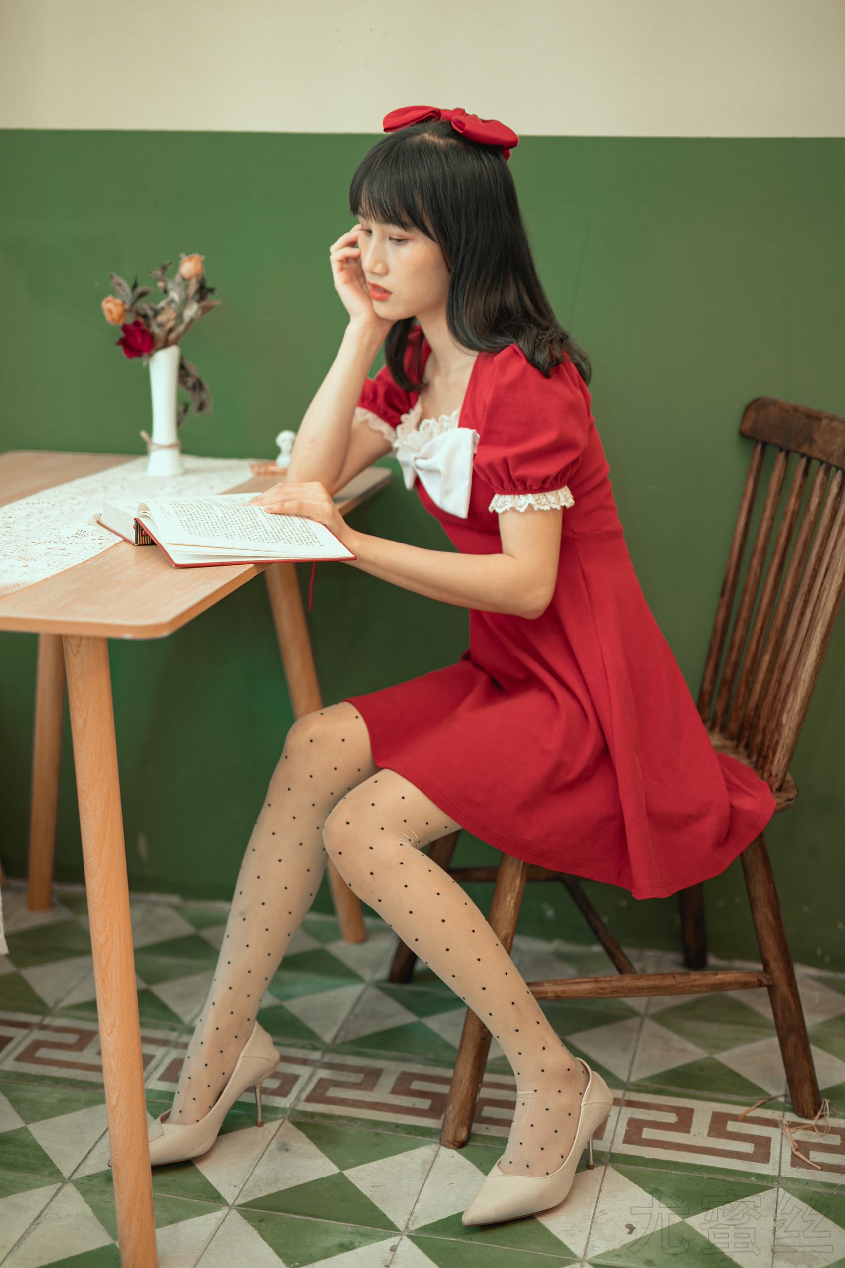 尤蜜丝 穿搭推广展示图集 餐桌相框与红裙[48P]第2张