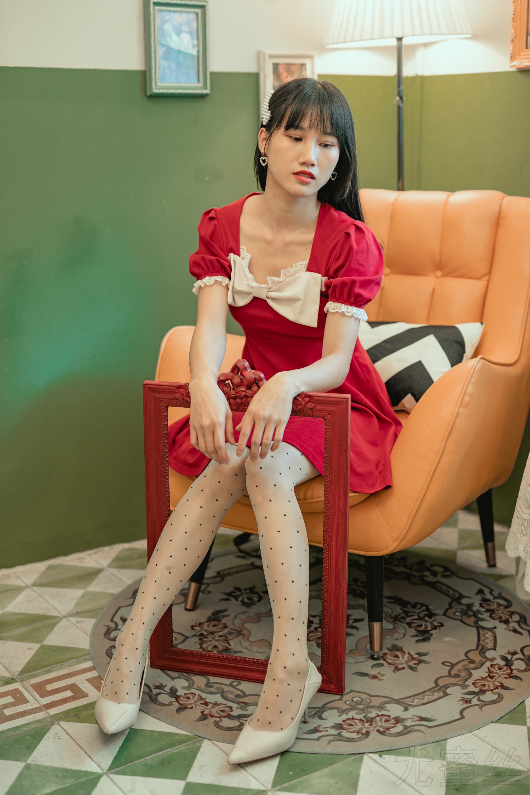 尤蜜丝 穿搭推广展示图集 餐桌相框与红裙[48P]第4张