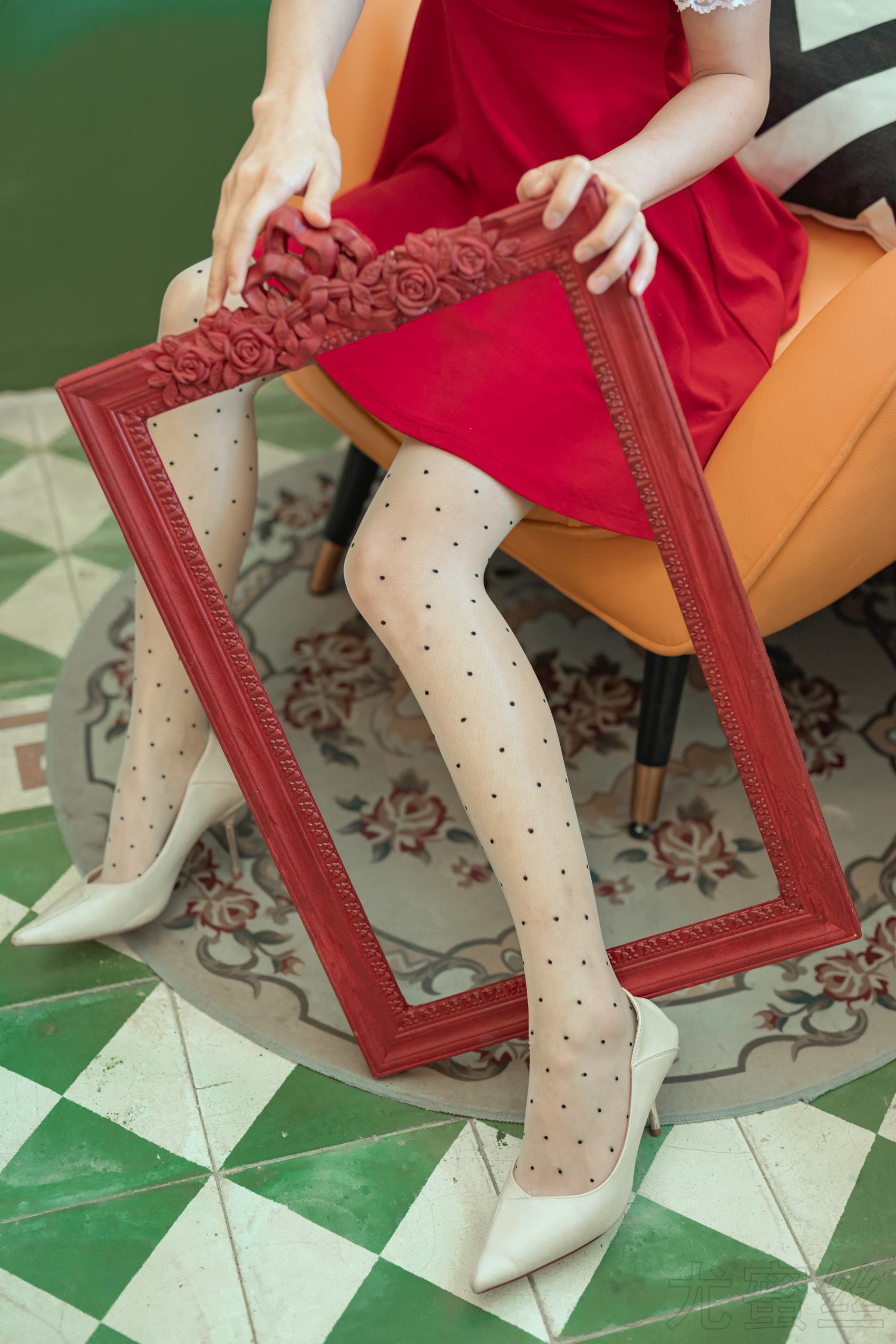 尤蜜丝 穿搭推广展示图集 餐桌相框与红裙[48P]第5张