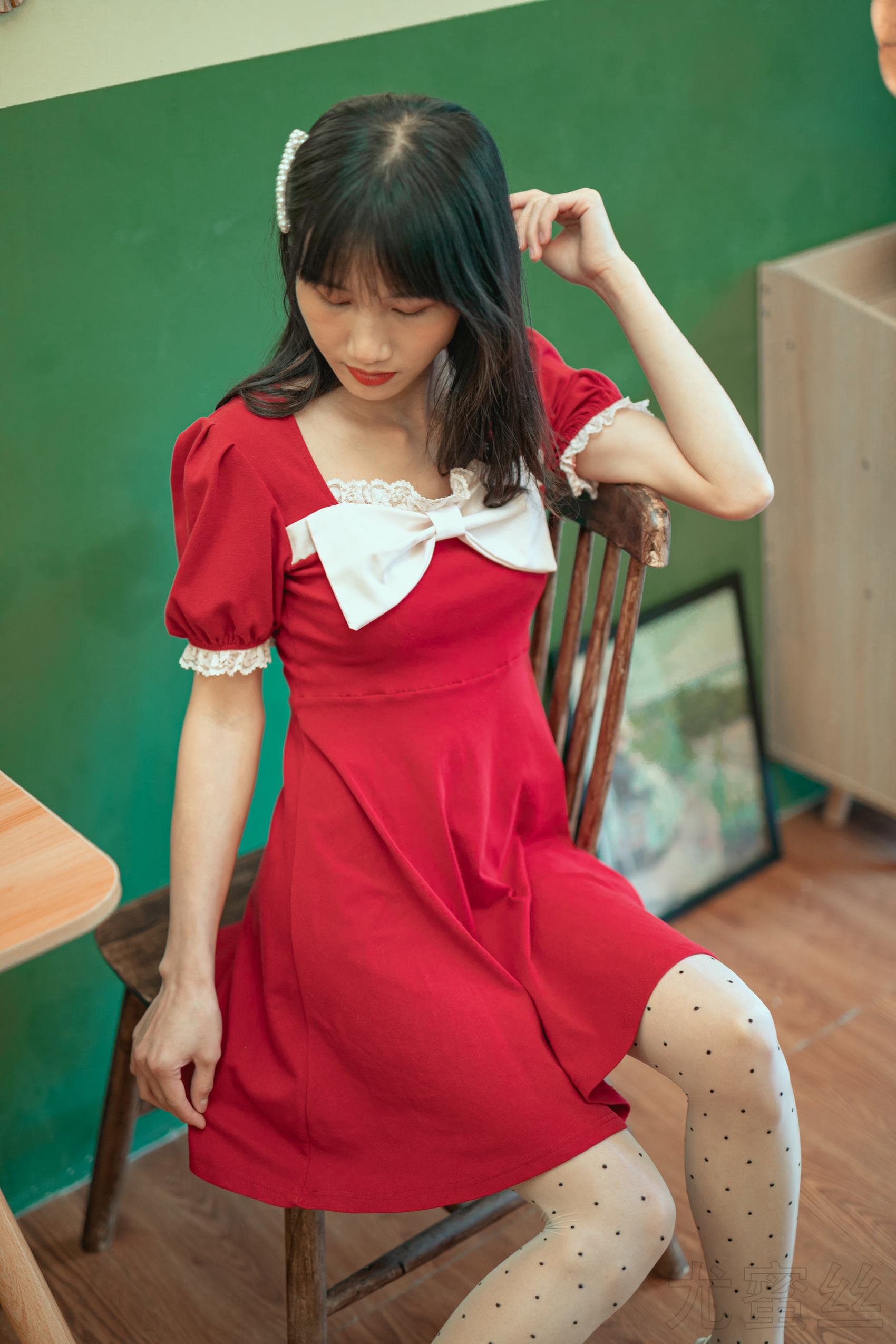 尤蜜丝 穿搭推广展示图集 餐桌相框与红裙[48P]第7张