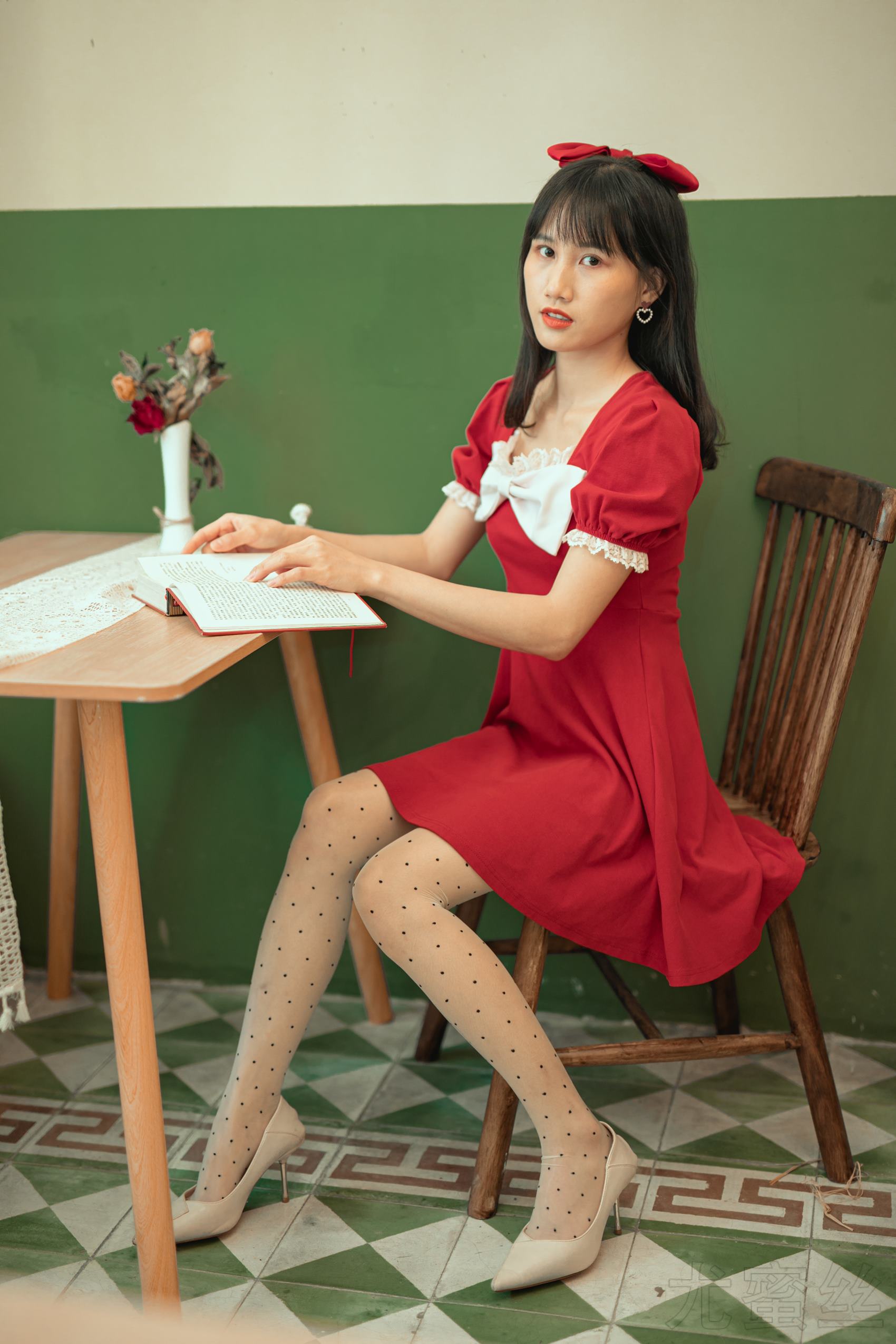 尤蜜丝 穿搭推广展示图集 餐桌相框与红裙[48P]第8张