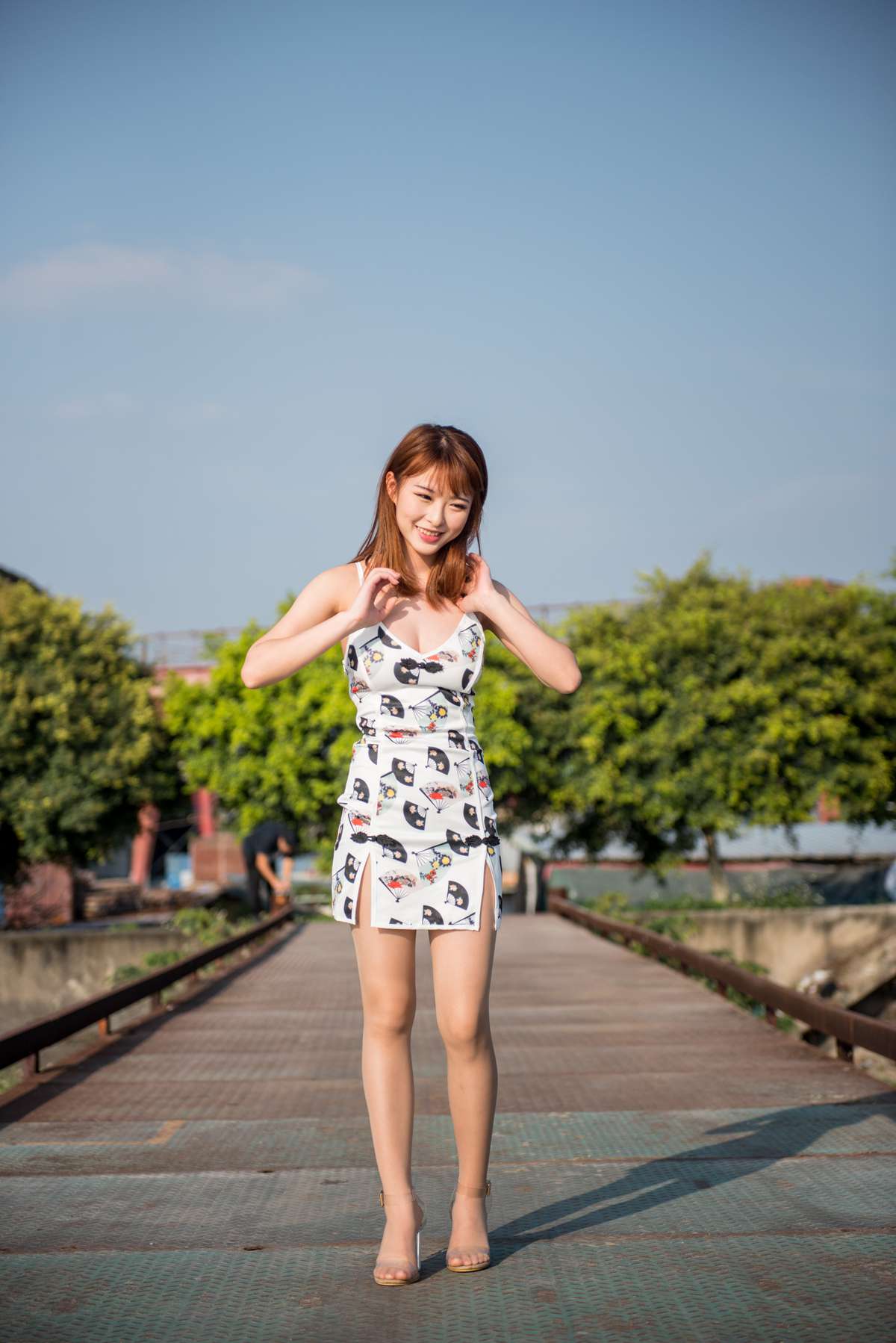 微博小解解@清水由乃 御风街拍 仅身裙肉丝 在现浏览第45张