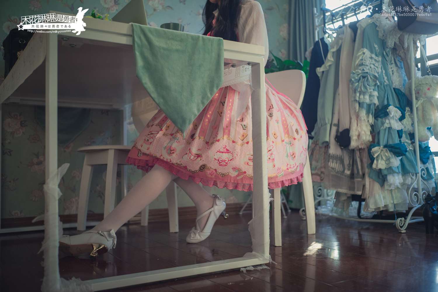 网荭Coser@木花琳琳是勇者 桌下小裙子白丝play!  在现浏览第2张