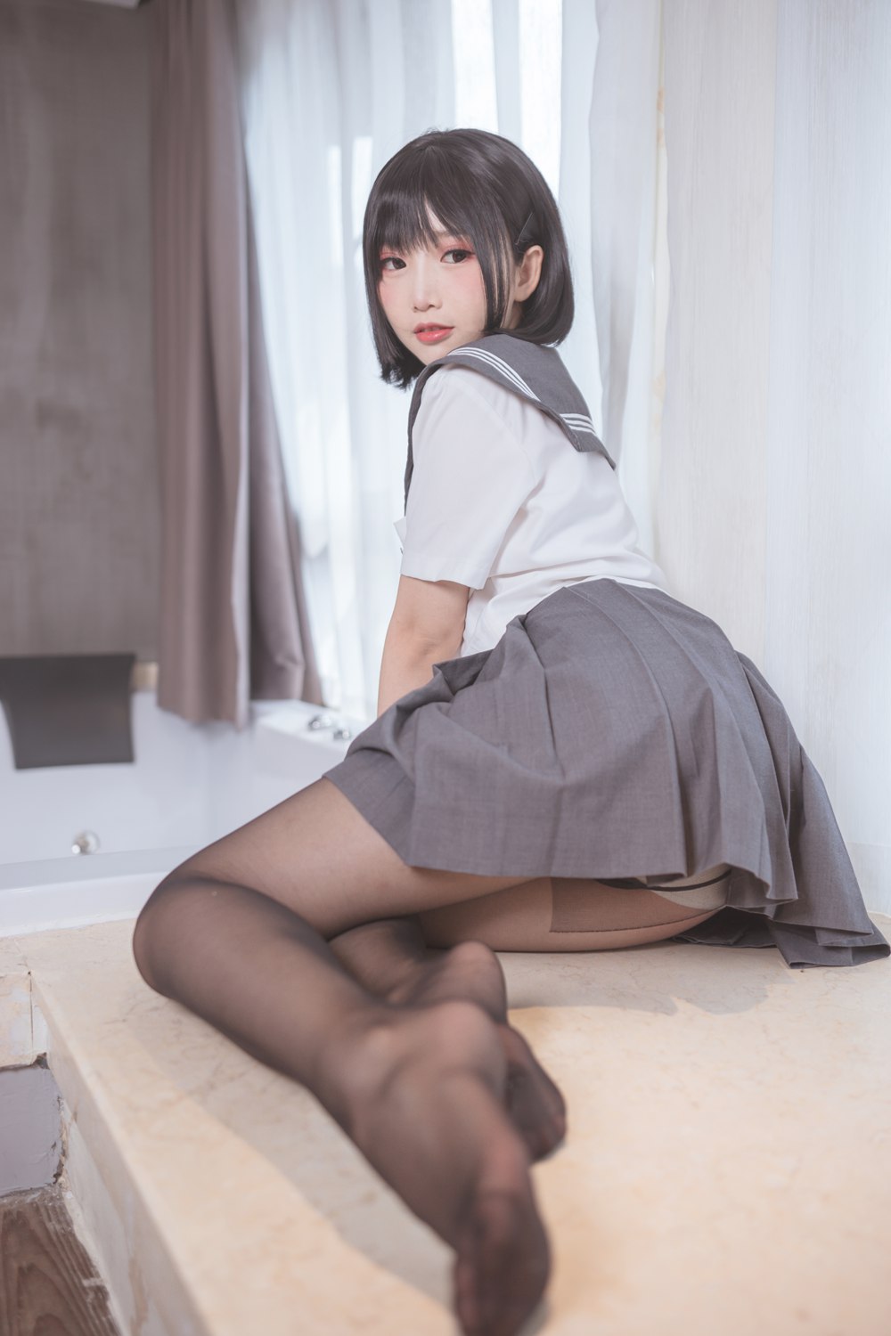 网荭Coser@面饼仙儿 脑内少女 黑丝JK 在现浏览第4张