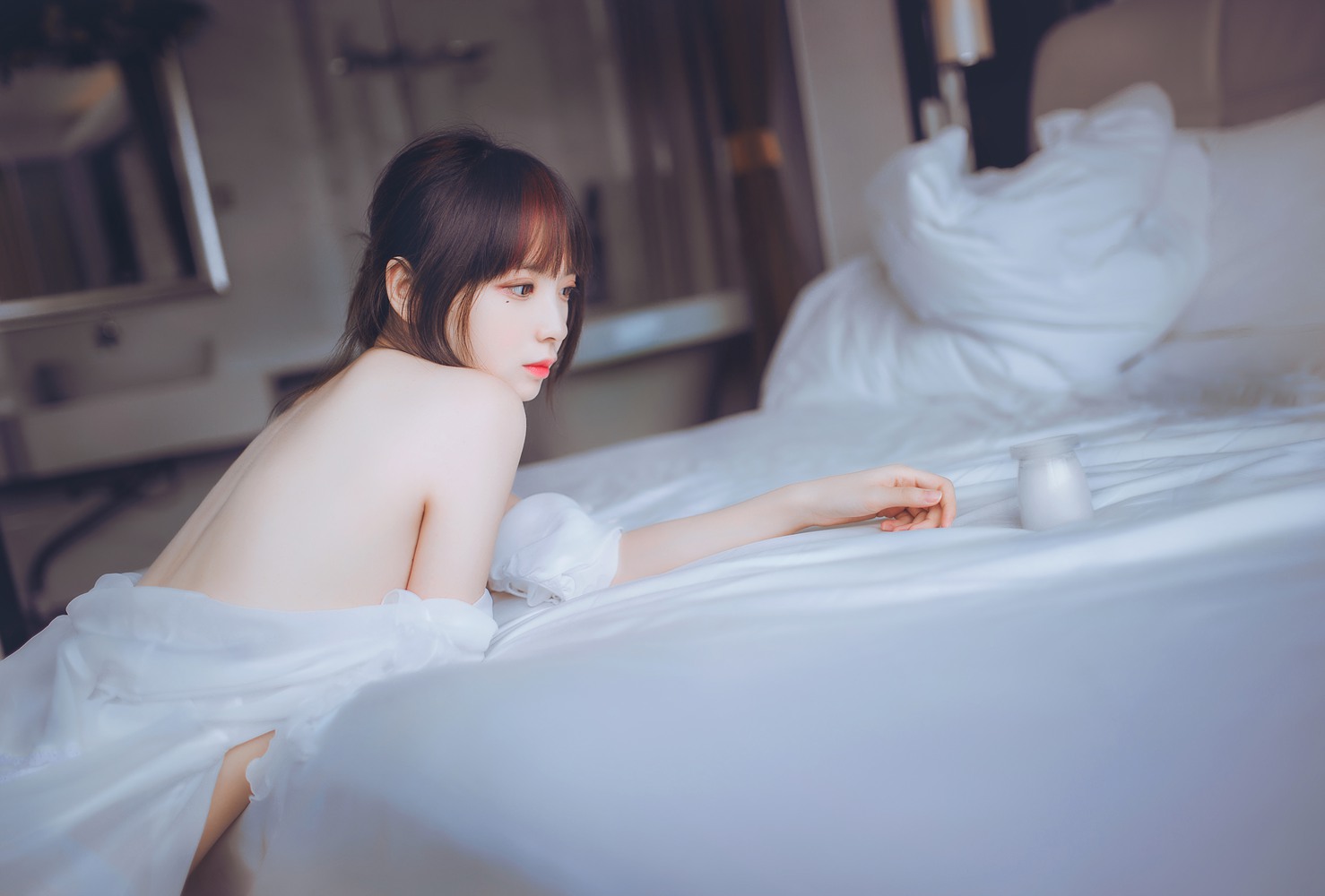 网荭Coser@疯猫ss 白色睡衣 在现浏览第1张