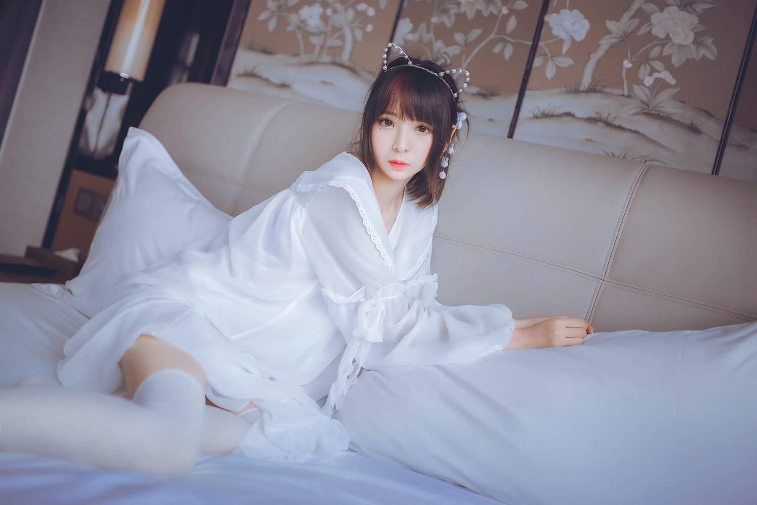 网荭Coser@疯猫ss 白色睡衣 在现浏览第4张