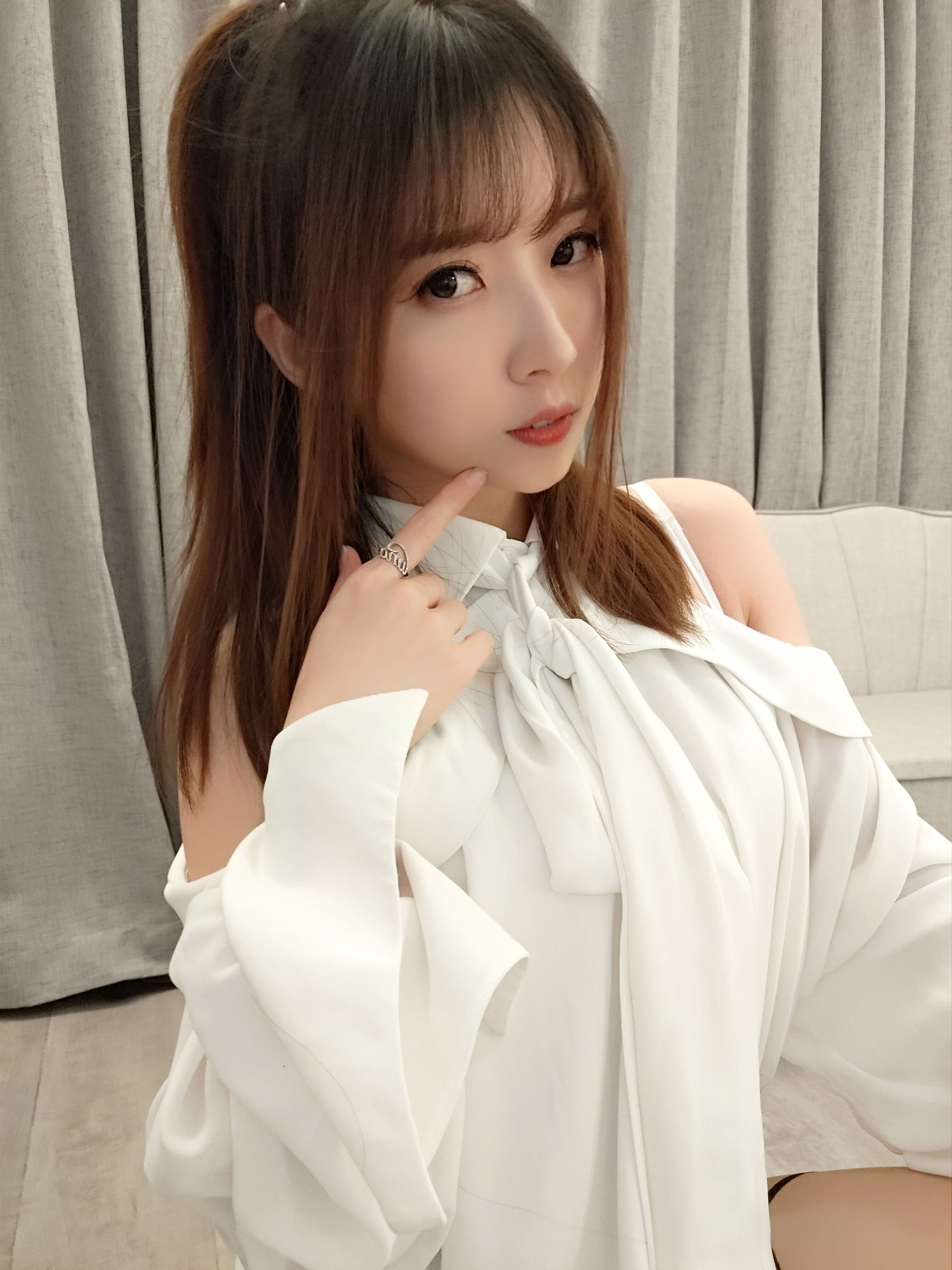 [COS福利] 斗鱼主播小女巫露娜 - 条纹提花白衬衣第10张