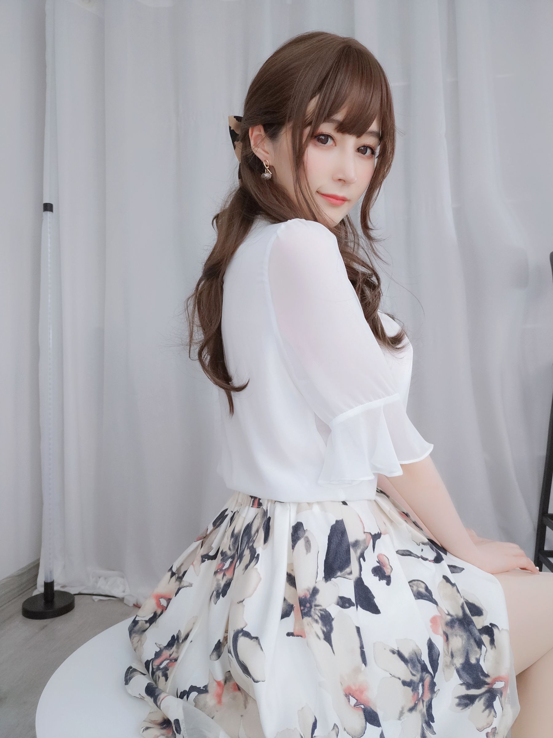 [网红COSER写真] Coser小姐姐白银 - 肉丝人妻第9张