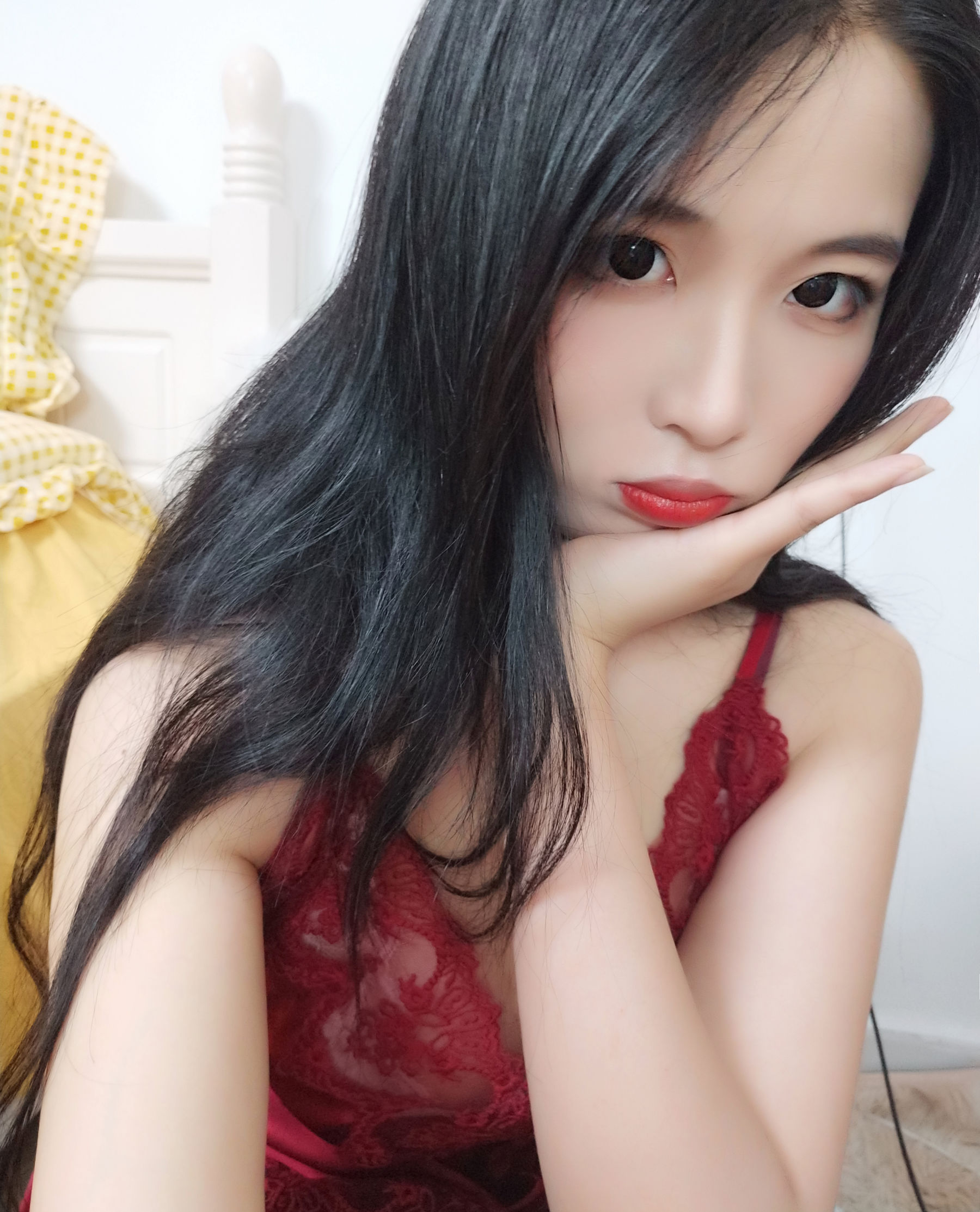 [福利COS] 轩萧学姐 - 酒红色睡衣第3张