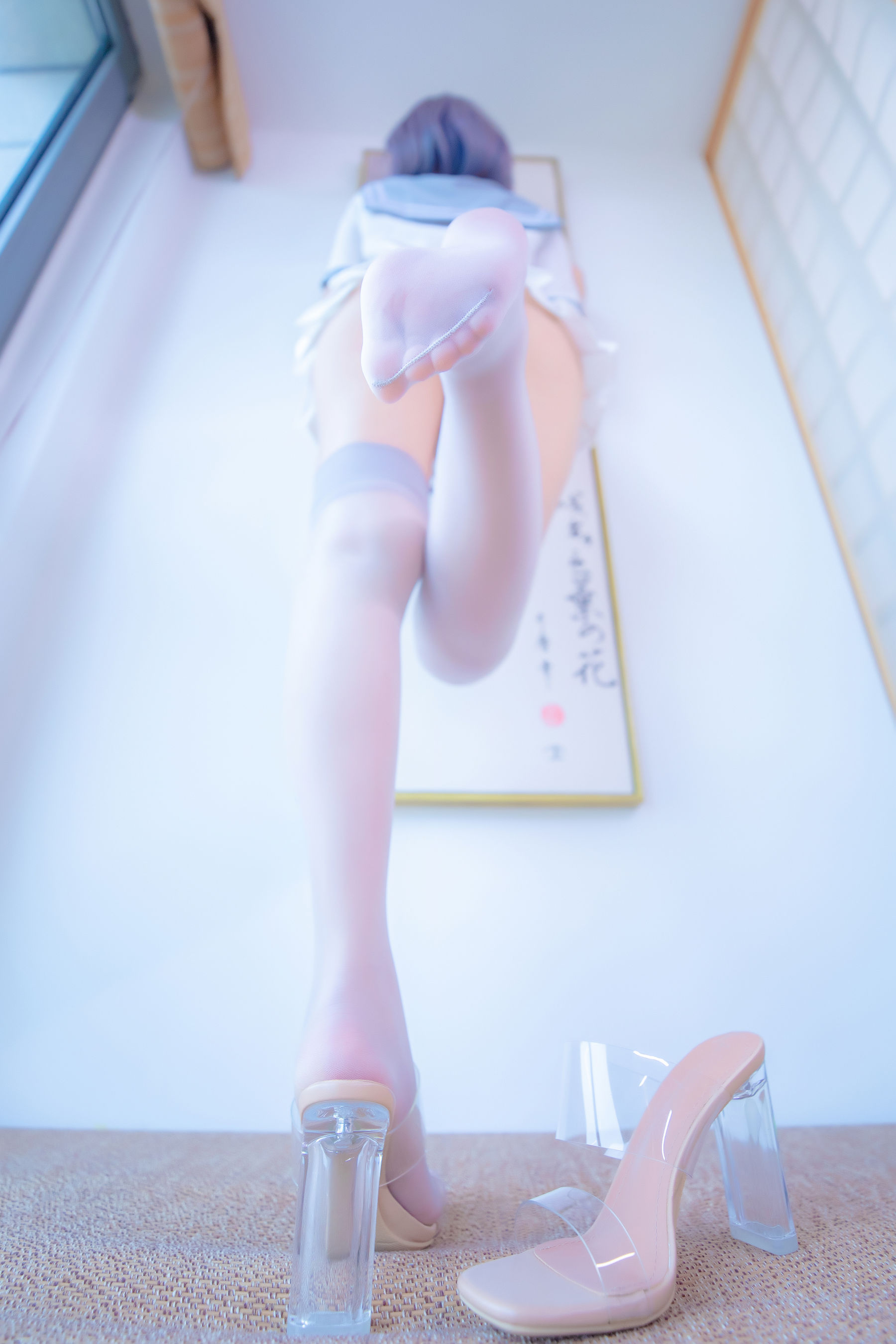 [福利COS] 神楽坂真冬 灰丝吊带JK第11张