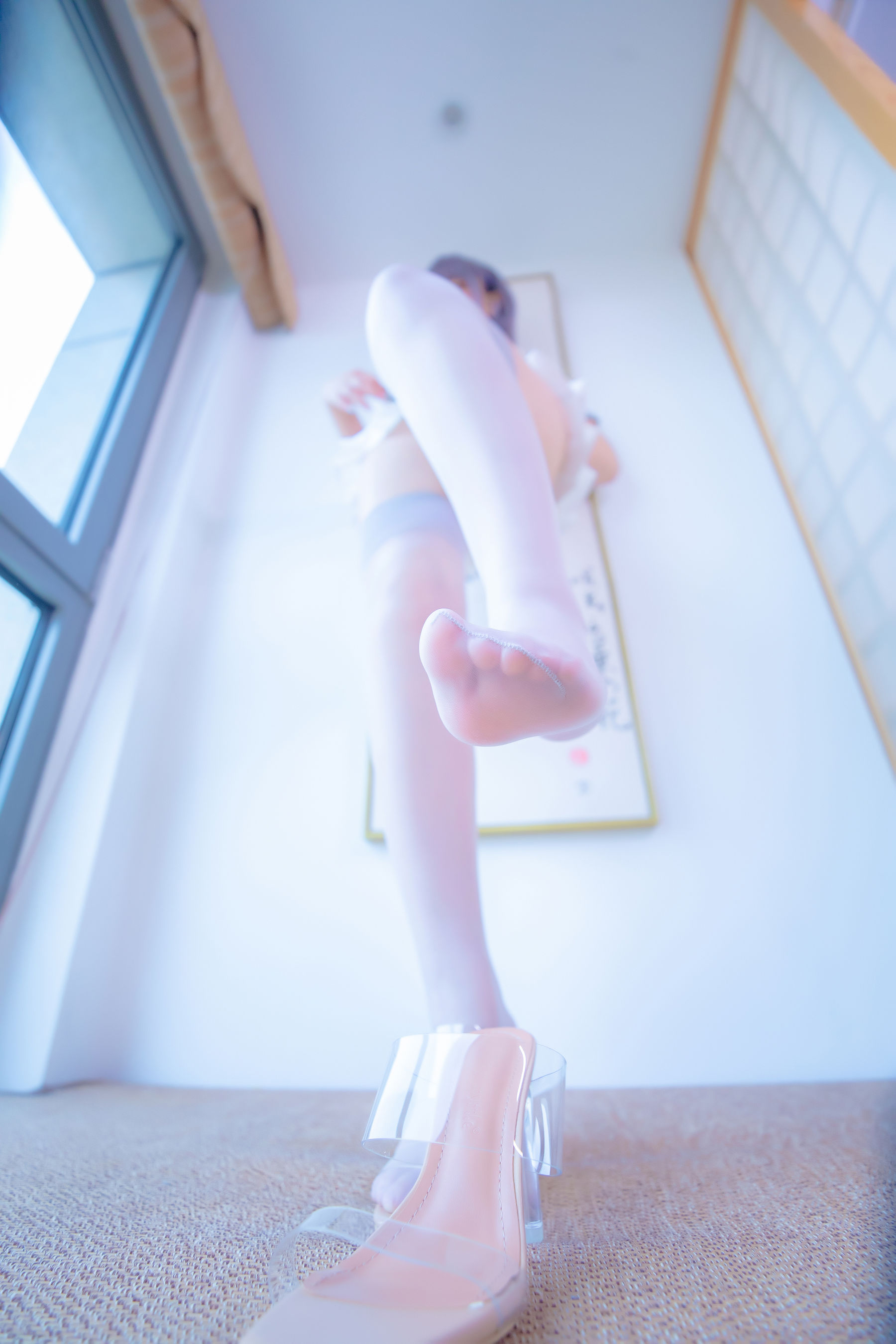 [福利COS] 神楽坂真冬 灰丝吊带JK第10张