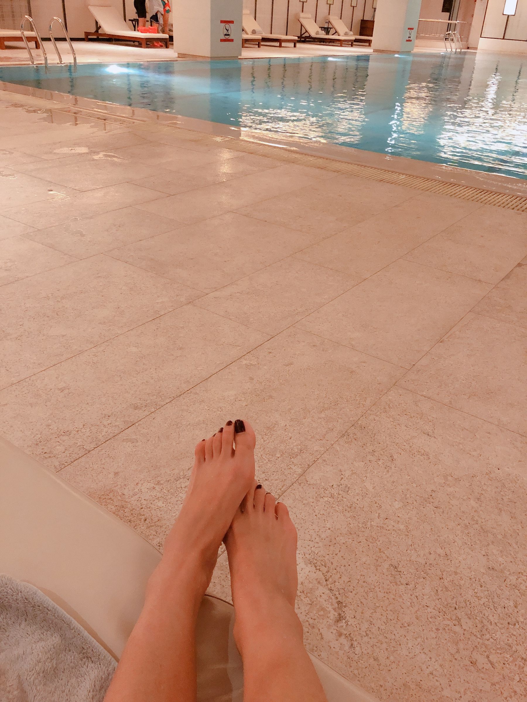 [福利COS] 安乔乔儿(Nia乔乔) No.012 泳池裸足第4张