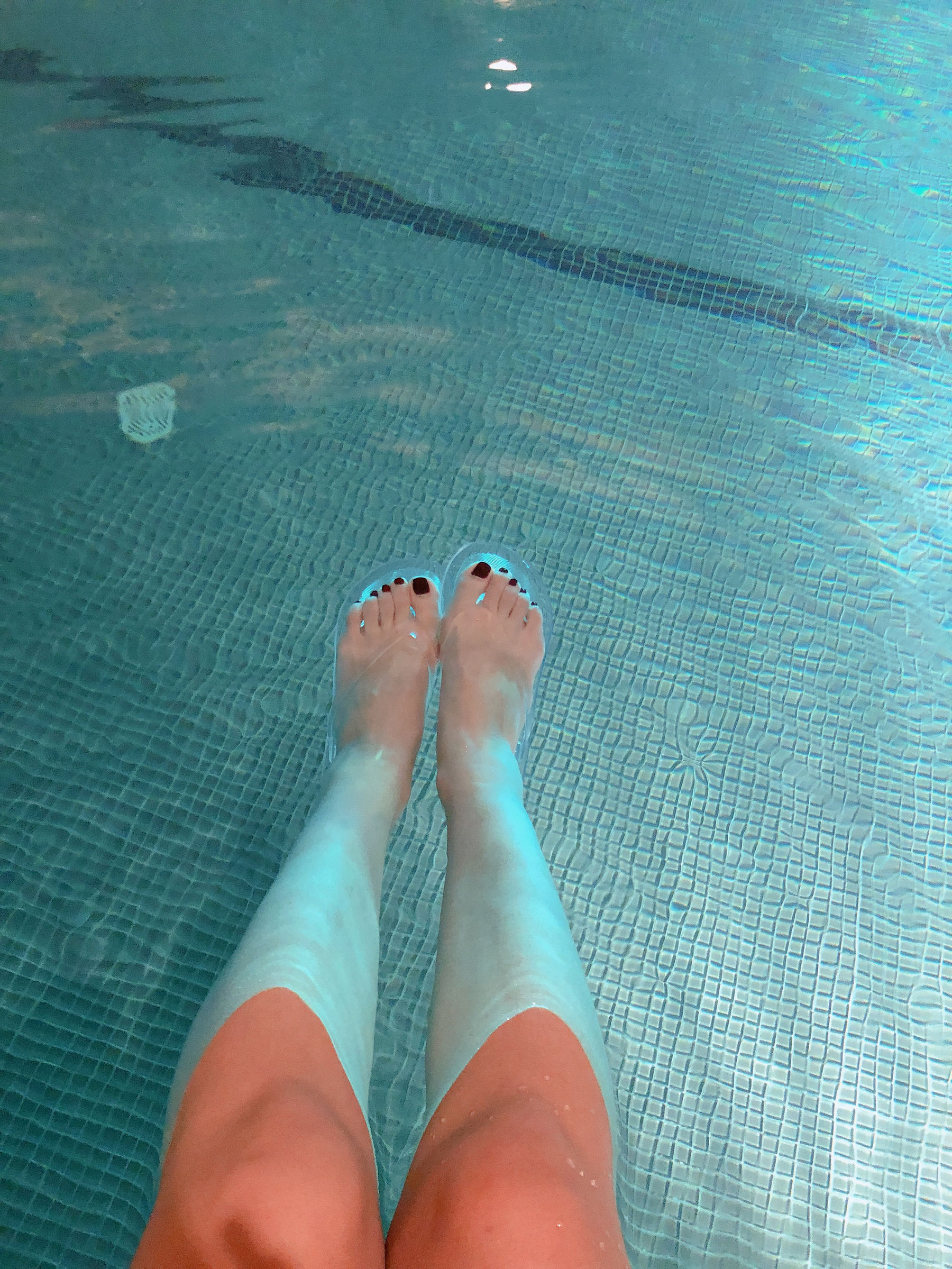 [福利COS] 安乔乔儿(Nia乔乔) No.012 泳池裸足第13张