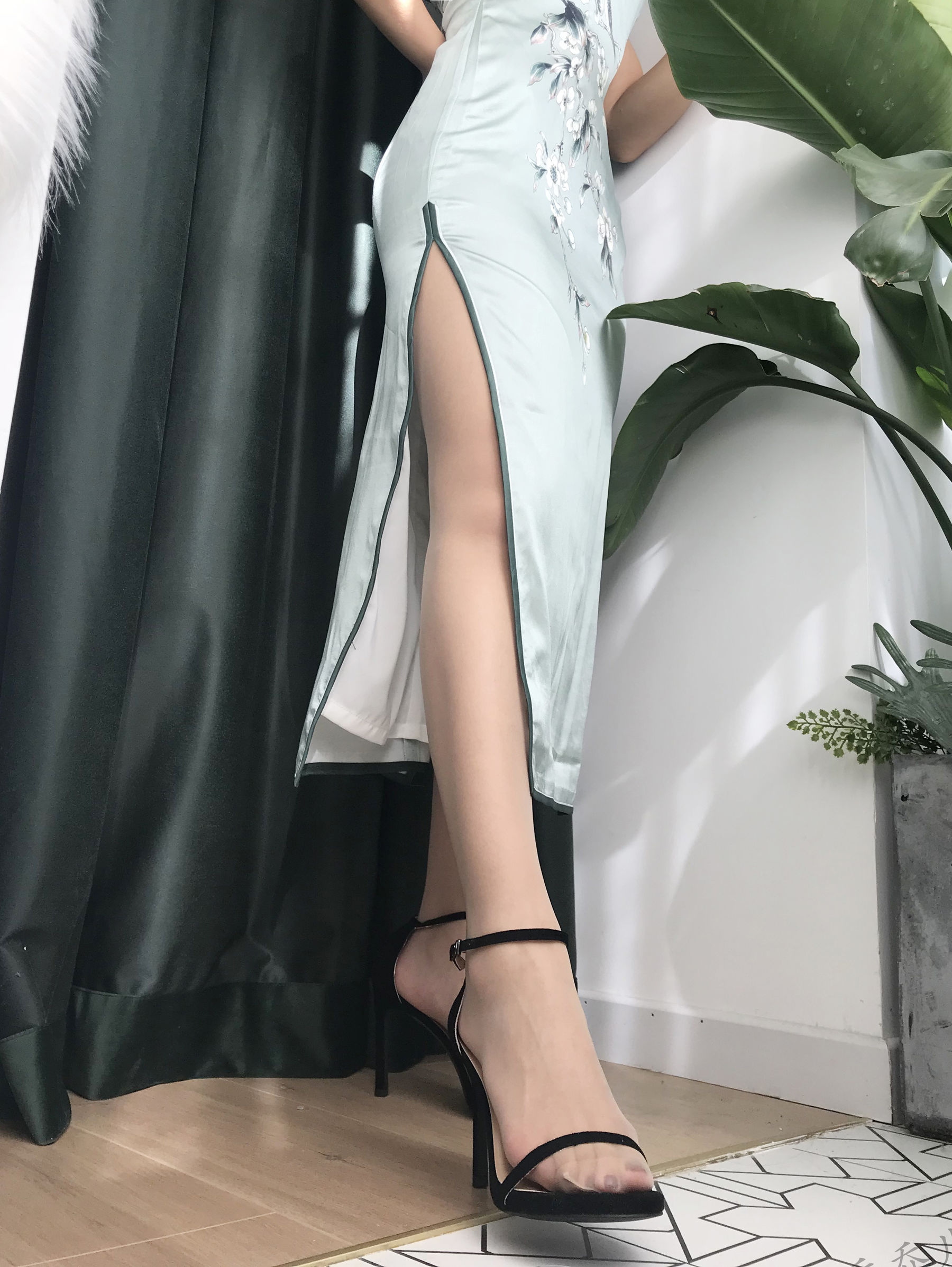 [福利COS] 安乔乔儿(Nia乔乔) No.017 安乔乔儿 黑丝旗袍第4张