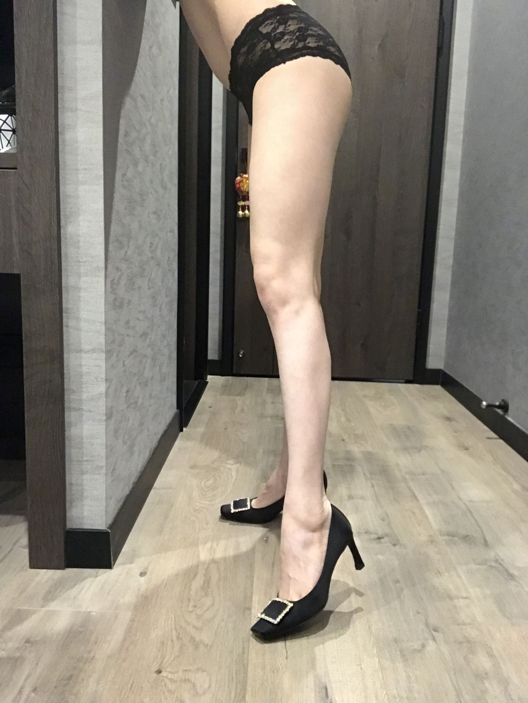 [福利COS] 丝足博主麋鹿_Monroe 2020.04.25 裸足长腿第1张