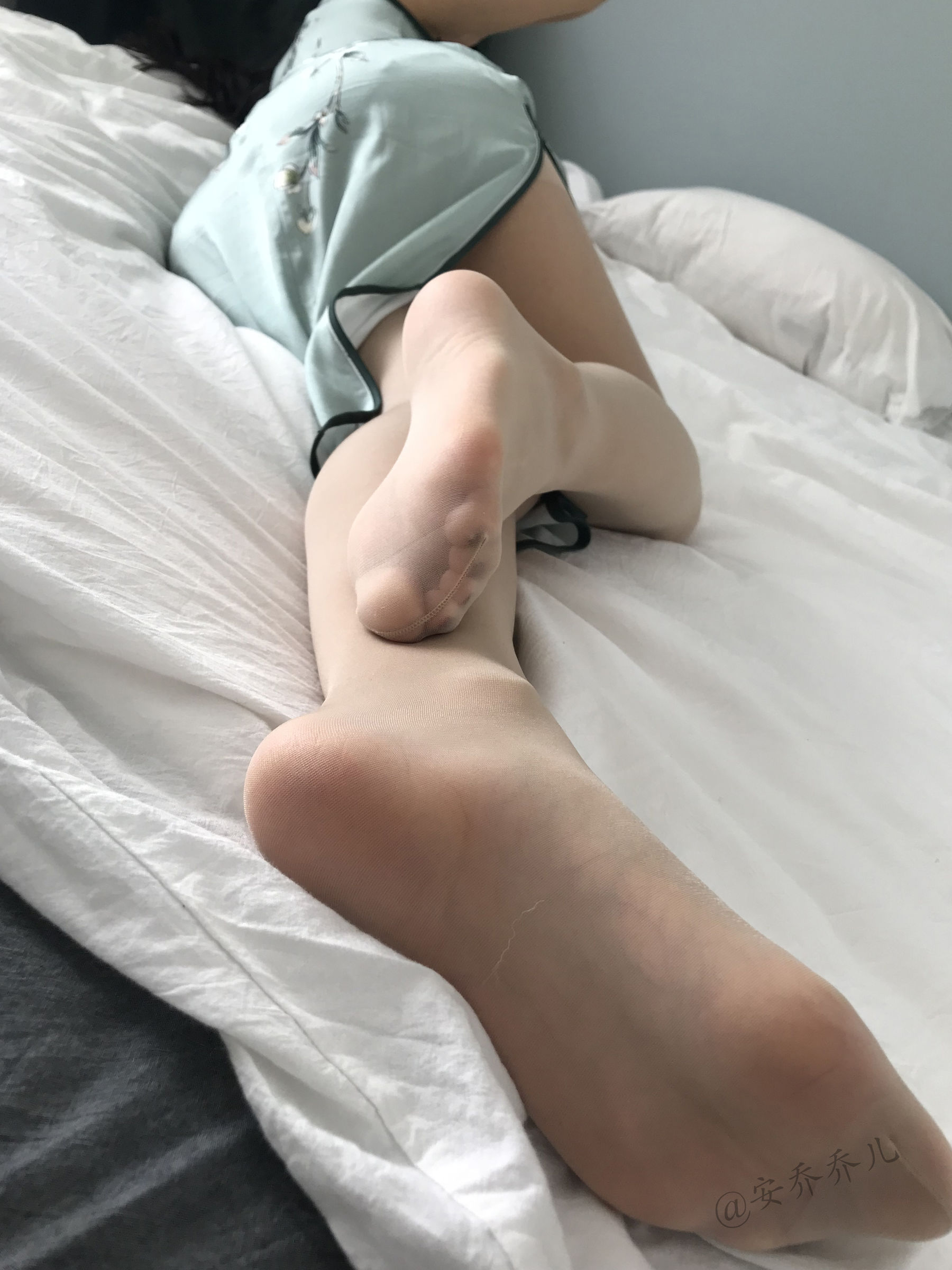 [福利COS] 安乔乔儿(Nia乔乔) No.017 安乔乔儿 黑丝旗袍第7张