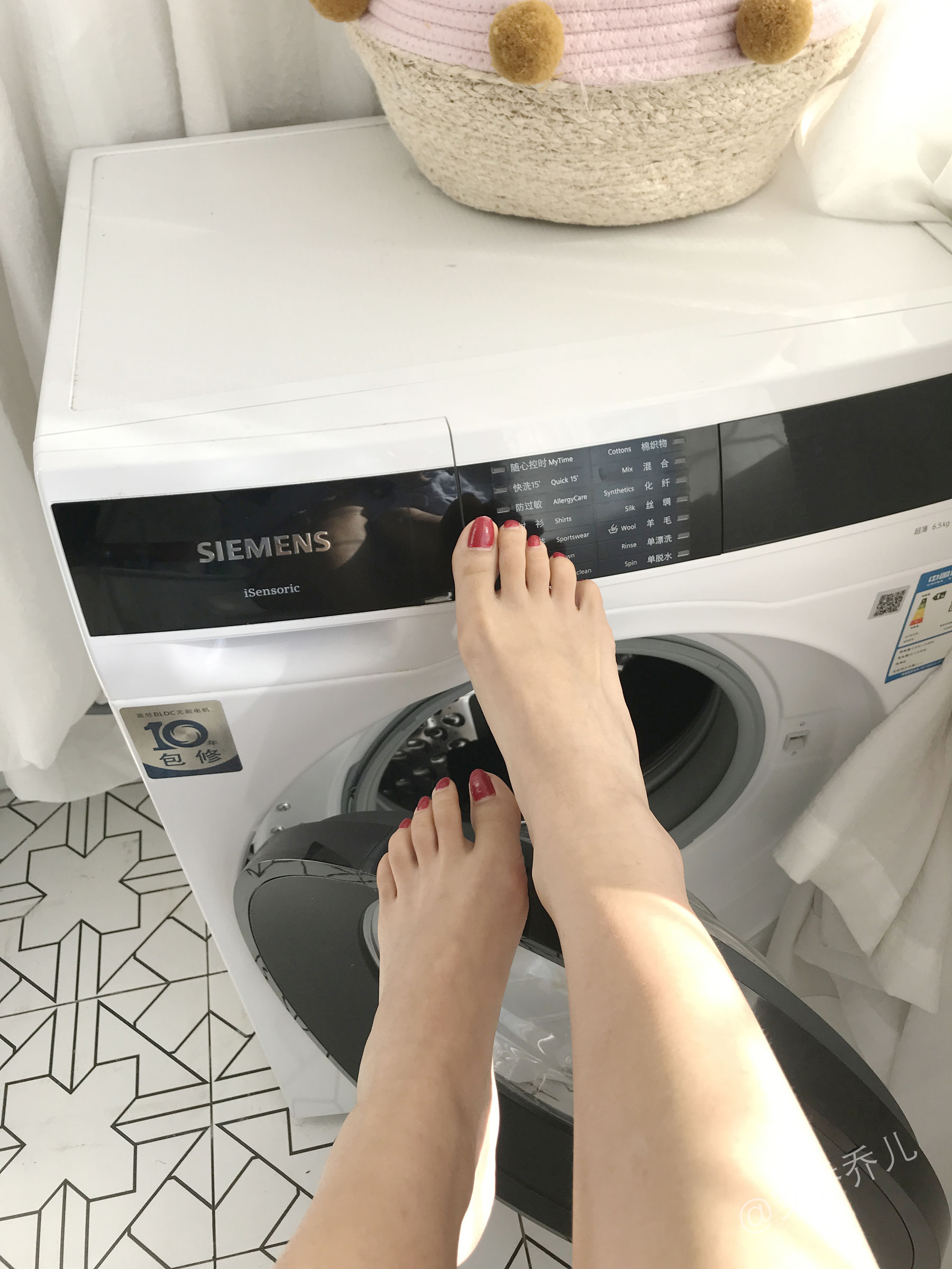 [福利COS] 安乔乔儿(Nia乔乔) No.016 阳台洗衣房第1张