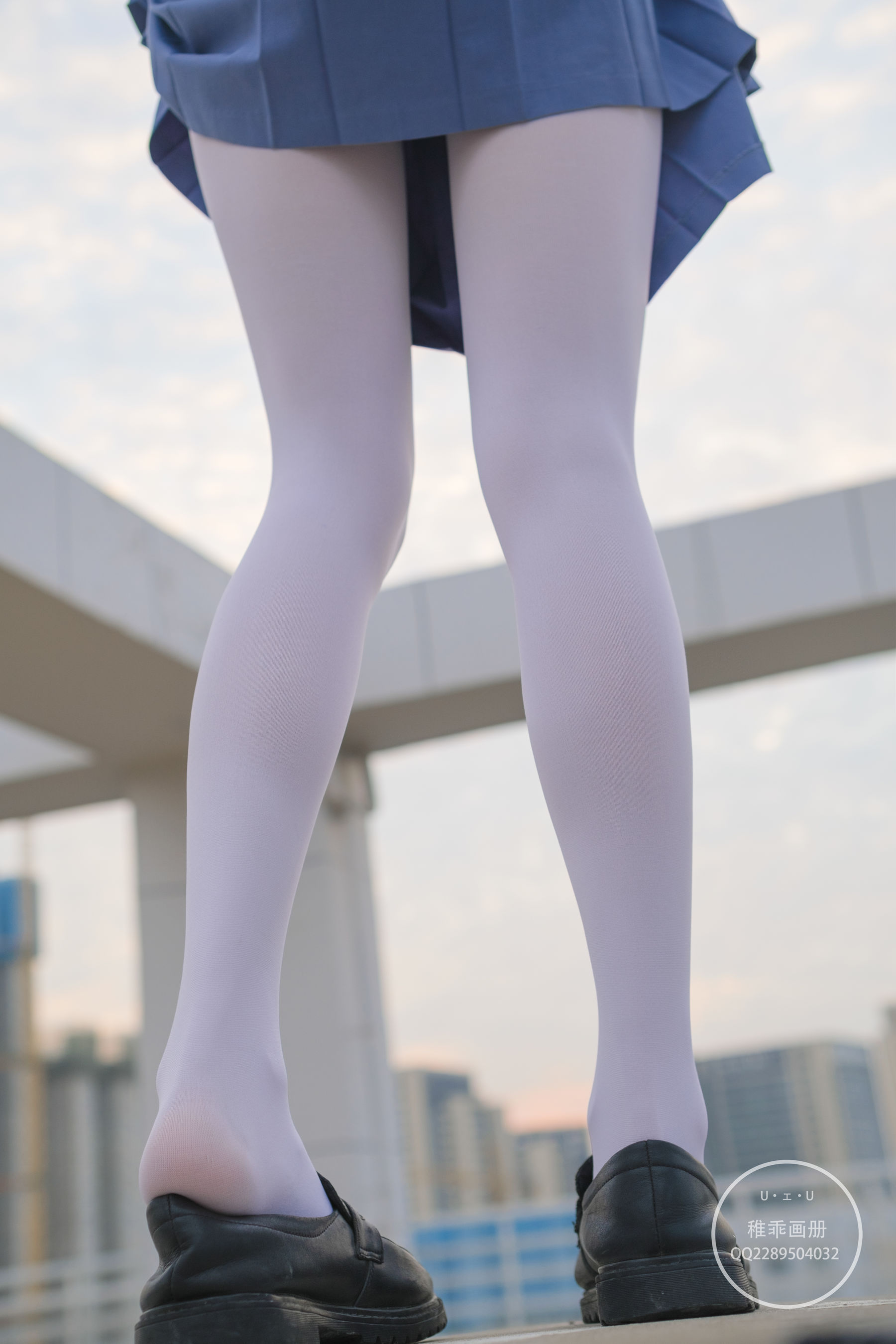 [福利COS] 柴系小乖(稚乖画册) - 夜夜 天台真空80D白丝第23张