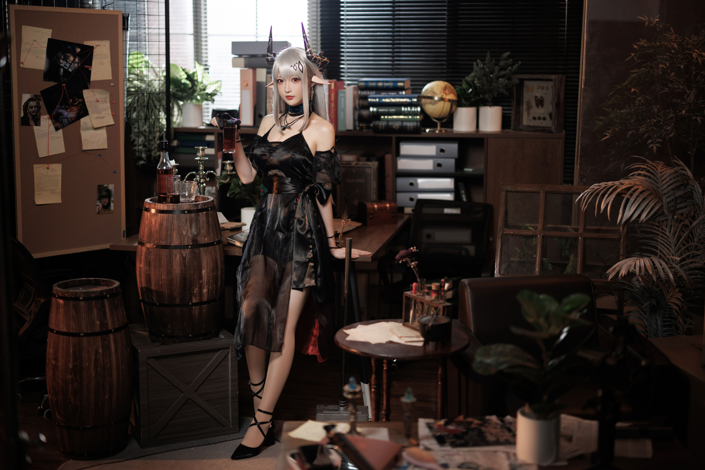 [福利COS] Coser小姐姐南宫 - 泥岩 礼服第1张