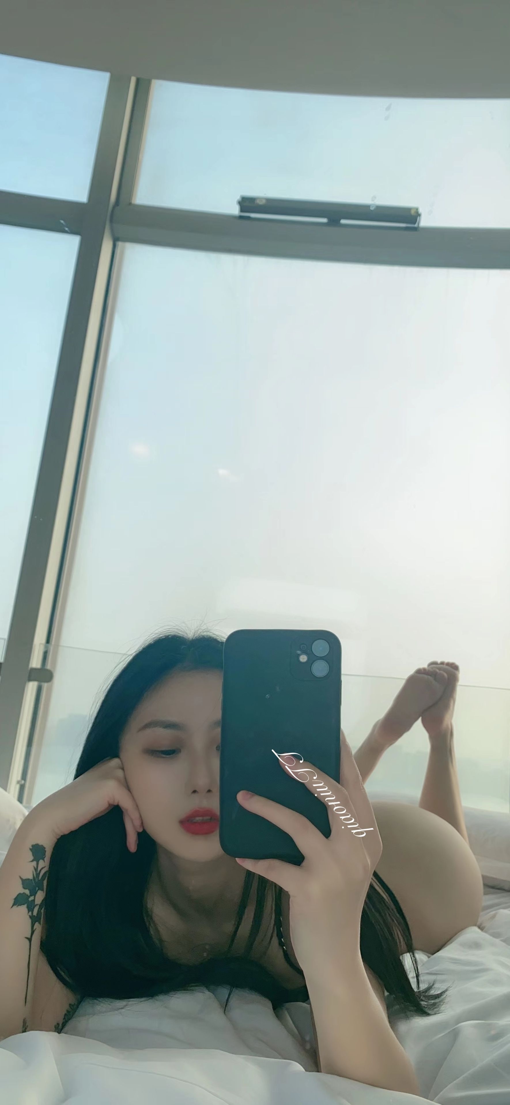 [福利COS] 俏妞qiaoniuTT - 丝袜长腿翘臀 视图合集第46张